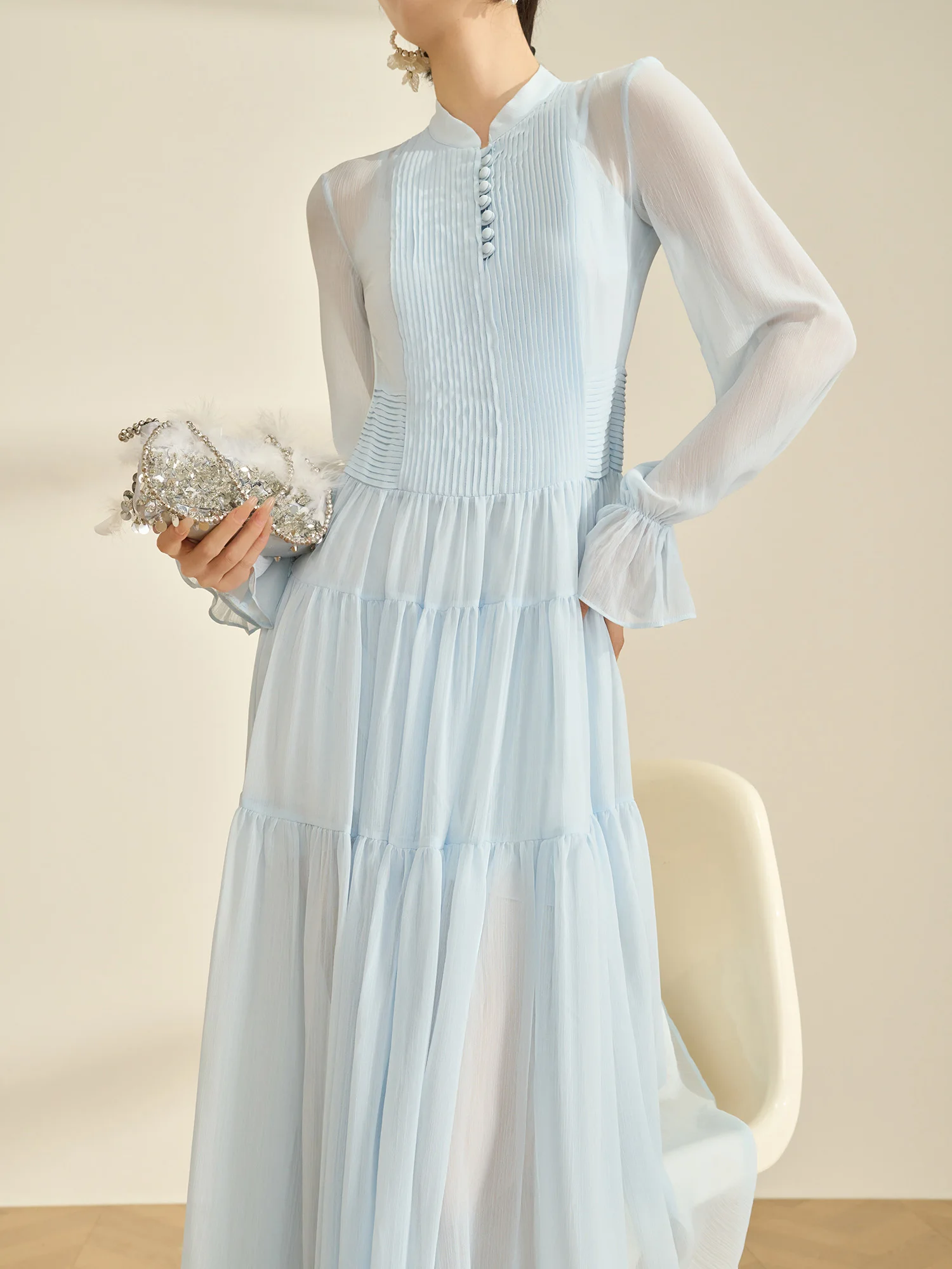 Новинка! Женский комплект из двух предметов: синее кружевное платье с длинным рукавом и полупрозрачная шифоновая юбка А-силуэта с завязками на талии.
Новинка! Женский комплект из двух предметов: синее кружевное платье с длинным рукавом и полупрозрачная шифоновая юбка А-силуэта с завязками на талии.