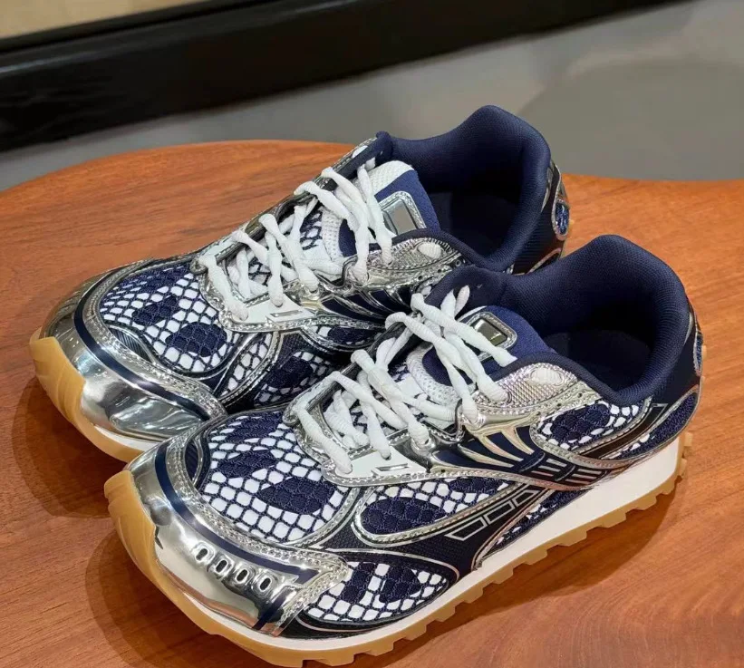 Designer's New Low-cut Silver Casual Shoes for Men and Women, High-quality Couple Breathable Casual Sports Shoes, Women's Shoes
Designer's New Low-cut Silver Casual Shoes for Men and Women, High-quality Couple Breathable Casual Sports Shoes, Women's Shoes