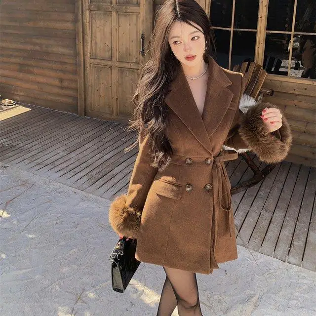 Elegant Brown Wool Coat Women Faux Fur Cuffs Double Breasted Belted Winter Outerwear Fashionable Stylish Coat 2025 NEW
Elegant Brown Wool Coat Women Faux Fur Cuffs Double Breasted Belted Winter Outerwear Fashionable Stylish Coat 2025 NEW