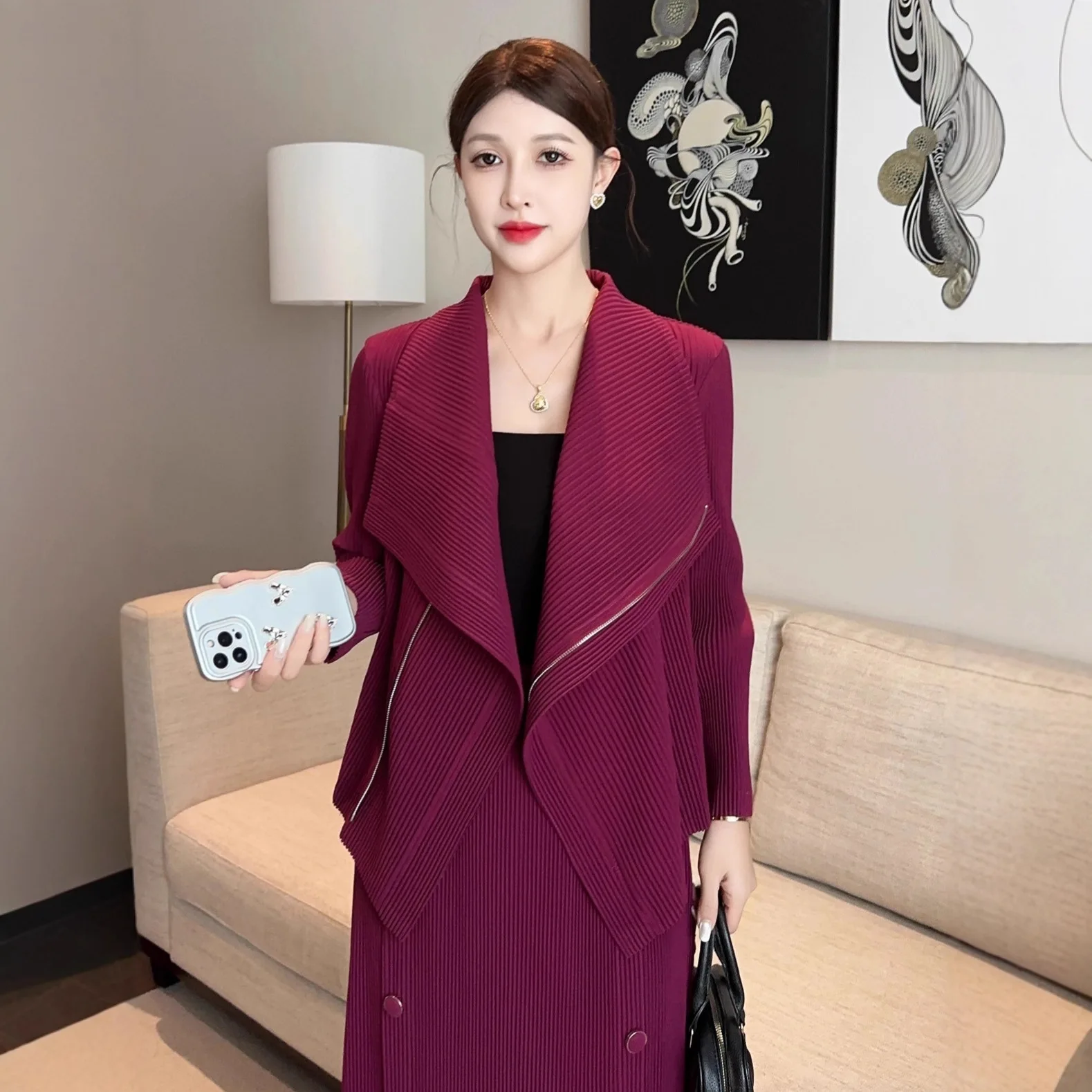 Miyake плиссированный модный повседневный топ с большими лацканами, женский осенне-зимний новый универсальный кардиган на молнии, короткое пальто с длинными рукавами
Miyake плиссированный модный повседневный топ с большими лацканами, женский осенне-зимний новый универсальный кардиган на молнии, короткое пальто с длинными рукавами