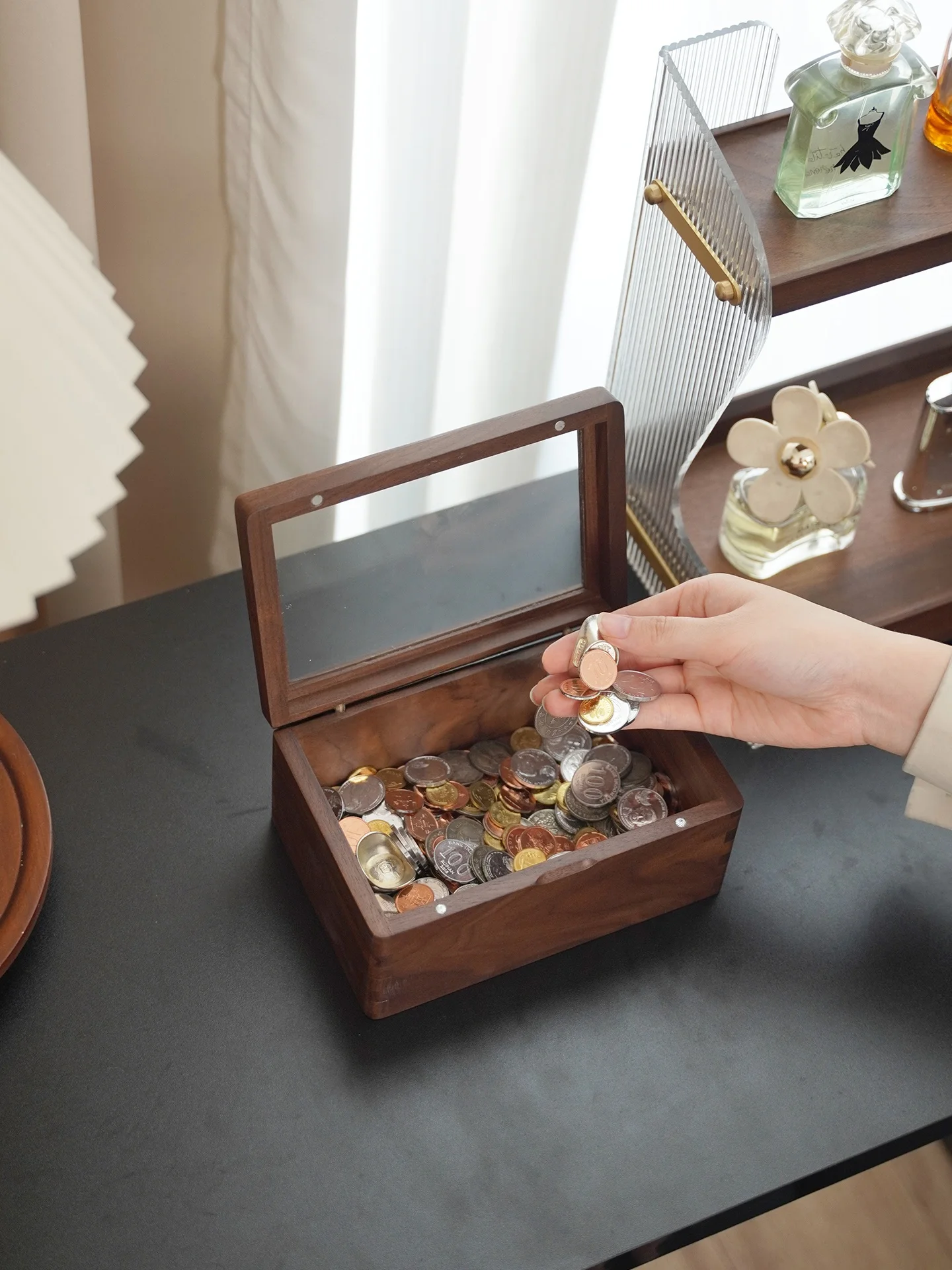 Роскошная деревянная коробка для хранения монет с прозрачной крышкой для хранения мелочи, гонконгских долларов, игровых жетонов, настольный органайзер
Роскошная деревянная коробка для хранения монет с прозрачной крышкой для хранения мелочи, гонконгских долларов, игровых жетонов, настольный органайзер