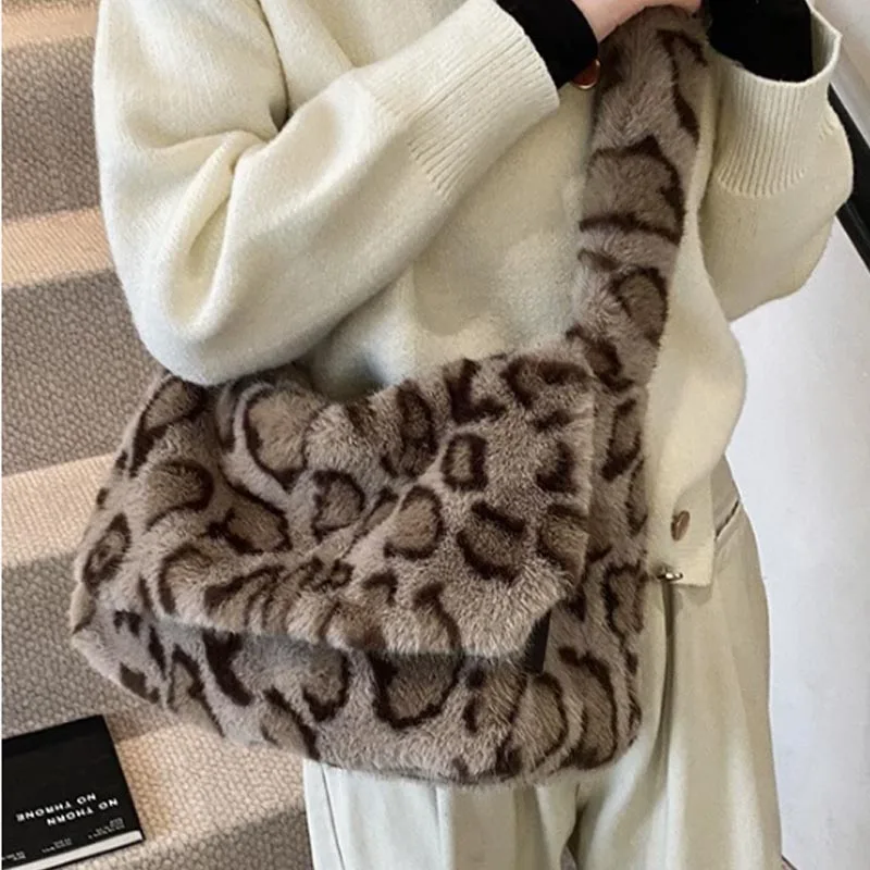 Зимняя меховая сумка с леопардовым принтом 2026, новый стиль, откидная сумка на одно плечо, простая сумка через плечо из искусственного меха
Зимняя меховая сумка с леопардовым принтом 2026, новый стиль, откидная сумка на одно плечо, простая сумка через плечо из искусственного меха