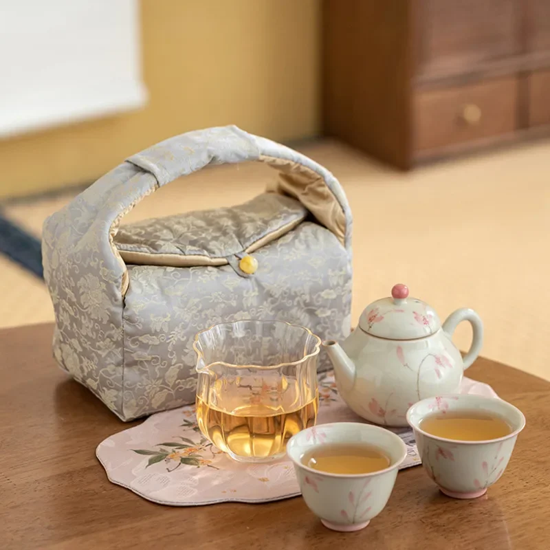 New Chinese Style Hand Painted Butterfly Orchid Teapot A Pot Two Cups Kung Fu Tea Set Portable Cloth Bag Travel Tea Infuser
New Chinese Style Hand Painted Butterfly Orchid Teapot A Pot Two Cups Kung Fu Tea Set Portable Cloth Bag Travel Tea Infuser