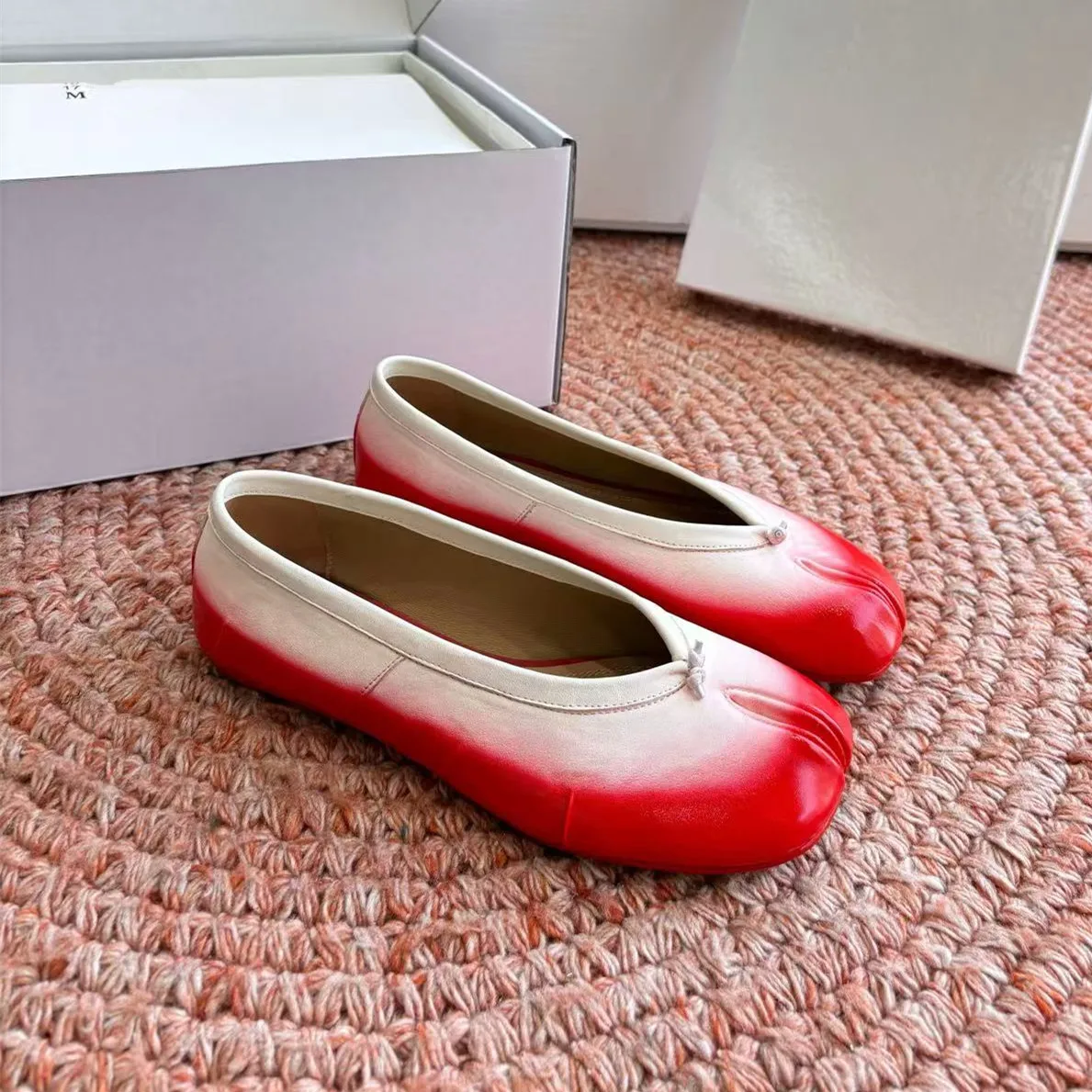 High Quality Designer Genuine Leather Split Toe Shoes Women's Pig Hoof Gradient Ballet Shoes Wrinkled Flat Shoes
High Quality Designer Genuine Leather Split Toe Shoes Women's Pig Hoof Gradient Ballet Shoes Wrinkled Flat Shoes