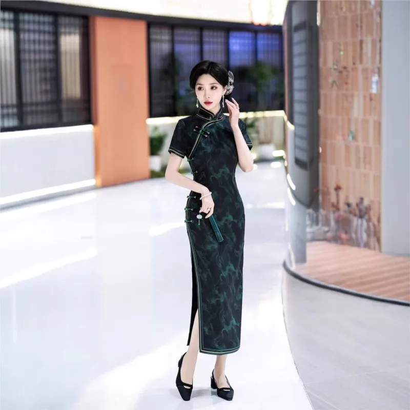 Новый Cheongsam в китайском стиле, элегантный темперамент, длинная производительность
Новый Cheongsam в китайском стиле, элегантный темперамент, длинная производительность