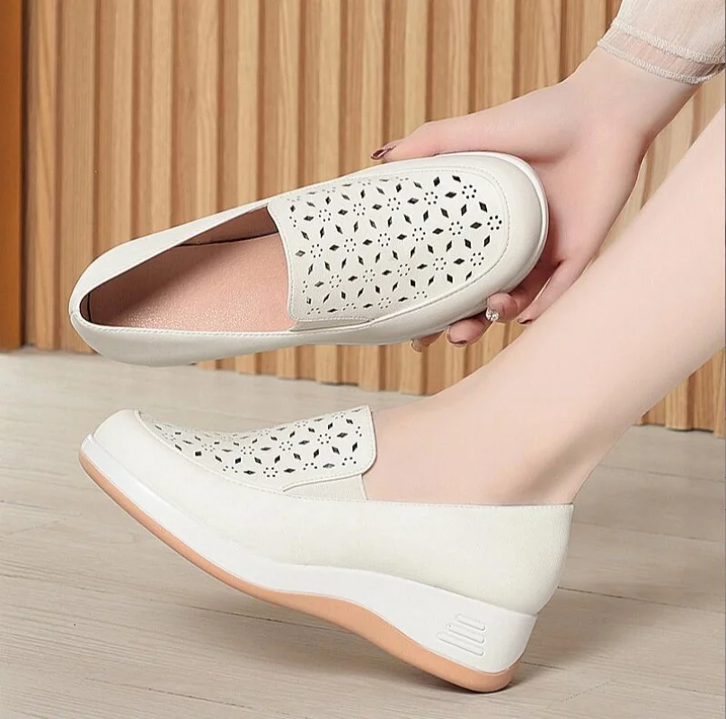 Mom Summer Single Shoes Breathable Middle-Aged Elderly Women's Shoes Soft Sole Comfortable Hole Sandals Wedge Leather Sandals
Mom Summer Single Shoes Breathable Middle-Aged Elderly Women's Shoes Soft Sole Comfortable Hole Sandals Wedge Leather Sandals