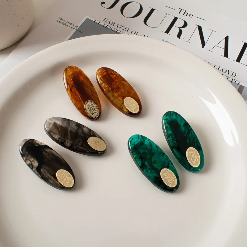 2024 Korean Trend Metal Acrylic Oval Halo Dyed Duckbil Clip Family Gathering Simple Hair Clip Women's Cute Headwear Wholesale
2024 Korean Trend Metal Acrylic Oval Halo Dyed Duckbil Clip Family Gathering Simple Hair Clip Women's Cute Headwear Wholesale