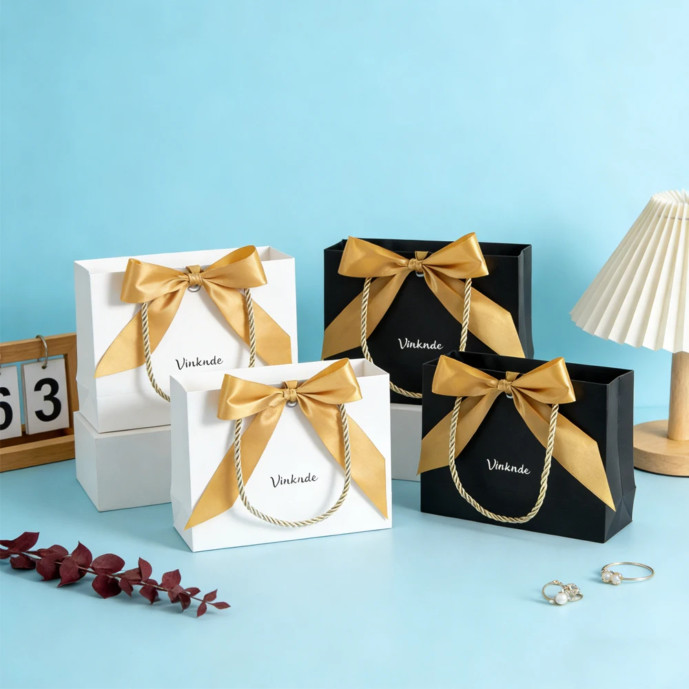 24 шт./лот, подарочные пакеты с индивидуальным логотипом и ручками, элегантные пакеты для подарков с бантом и лентой для Дня святого Валентина, свадьбы, девичника
24 шт./лот, подарочные пакеты с индивидуальным логотипом и ручками, элегантные пакеты для подарков с бантом и лентой для Дня святого Валентина, свадьбы, девичника