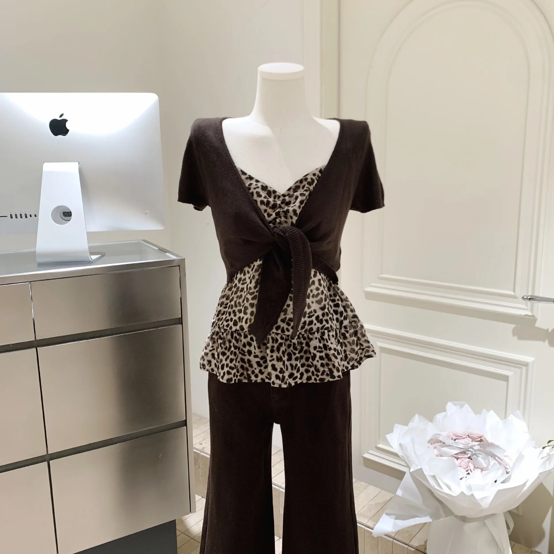 Simple Commuter Retro Leopard Print Back Hollow Ruffle Edge Suspender Top Cardigan
Simple Commuter Retro Leopard Print Back Hollow Ruffle Edge Suspender Top Cardigan