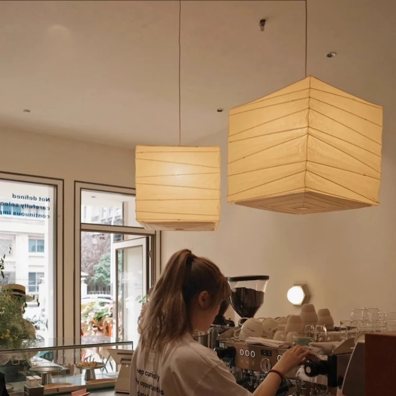 Yuki Noguchi квадратный фонарь из рисовой бумаги, подвесные светильники для спальни, японский ваби-саби, магазин одежды, украшение для проживания в семье, ресторана
Yuki Noguchi квадратный фонарь из рисовой бумаги, подвесные светильники для спальни, японский ваби-саби, магазин одежды, украшение для проживания в семье, ресторана