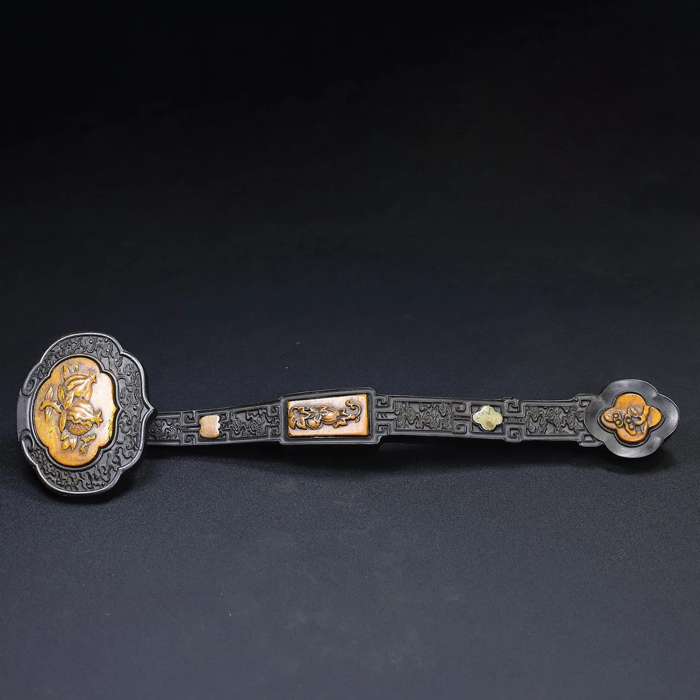 Old Collection Of Sandalwood Ornaments Inlaid With Shoushan Stone, Dimensions: Length 43.5Cm, Width 11Cm
Old Collection Of Sandalwood Ornaments Inlaid With Shoushan Stone, Dimensions: Length 43.5Cm, Width 11Cm