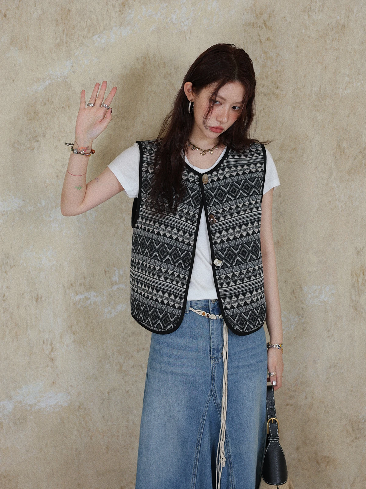 DR Bohemian Weave Feel Special Fabric Jacket Women's Vest Spring Summer Layering Geometric Pattern Single Button Closure
DR Bohemian Weave Feel Special Fabric Jacket Women's Vest Spring Summer Layering Geometric Pattern Single Button Closure