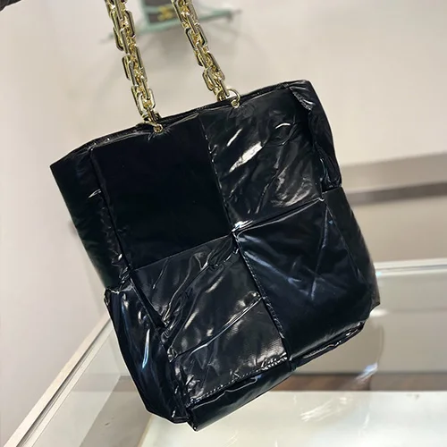 Fashion backpack oversized woven shopping bag chain black handbag with four plaid shapes
Fashion backpack oversized woven shopping bag chain black handbag with four plaid shapes