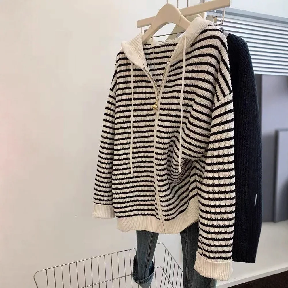 2026 Autumn New Contrasting Color Black and White Striped Hooded Cardigan Zipper Long-sleeved Sweater Jacket Thin Knitted Top
2026 Autumn New Contrasting Color Black and White Striped Hooded Cardigan Zipper Long-sleeved Sweater Jacket Thin Knitted Top