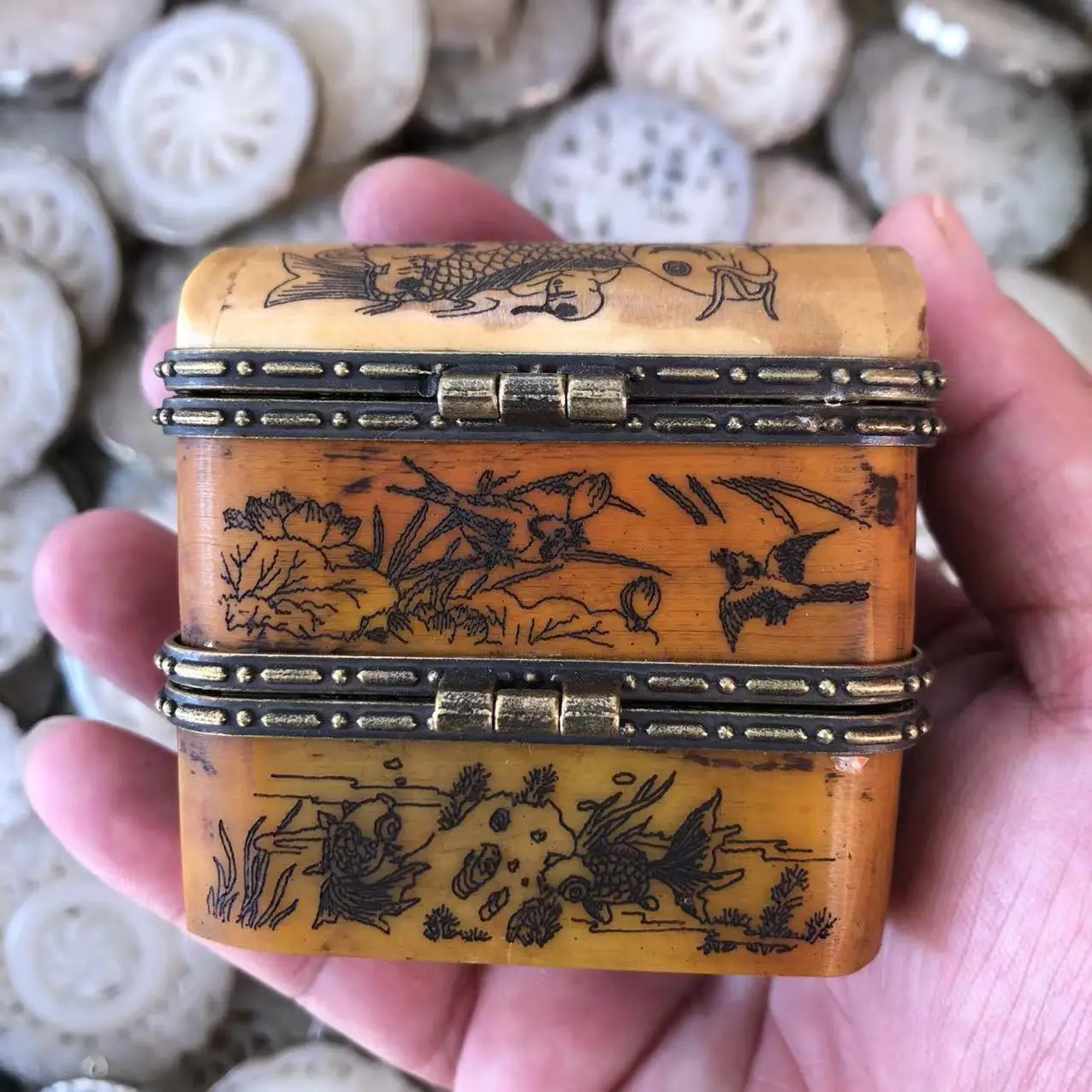 Old handicraft ox bone inlay with retro bone carving double-layer multiple jewelry boxes
Old handicraft ox bone inlay with retro bone carving double-layer multiple jewelry boxes