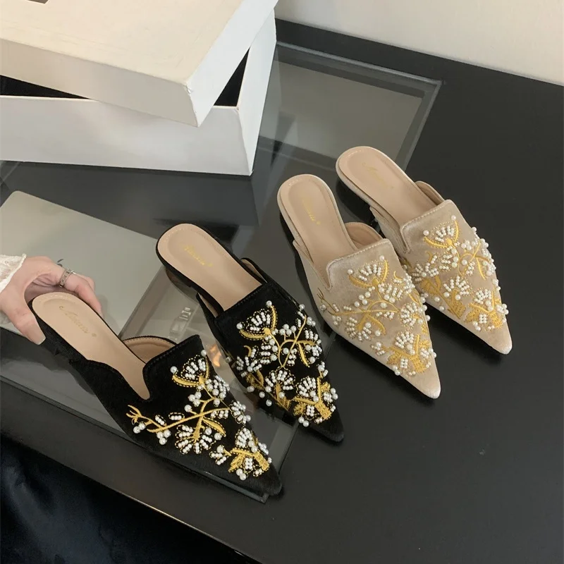 2024 Autumn Classic Pointed Suede Embroidered Flowers Beaded Mules Women's Flat Slippers Home Shoes
2024 Autumn Classic Pointed Suede Embroidered Flowers Beaded Mules Women's Flat Slippers Home Shoes