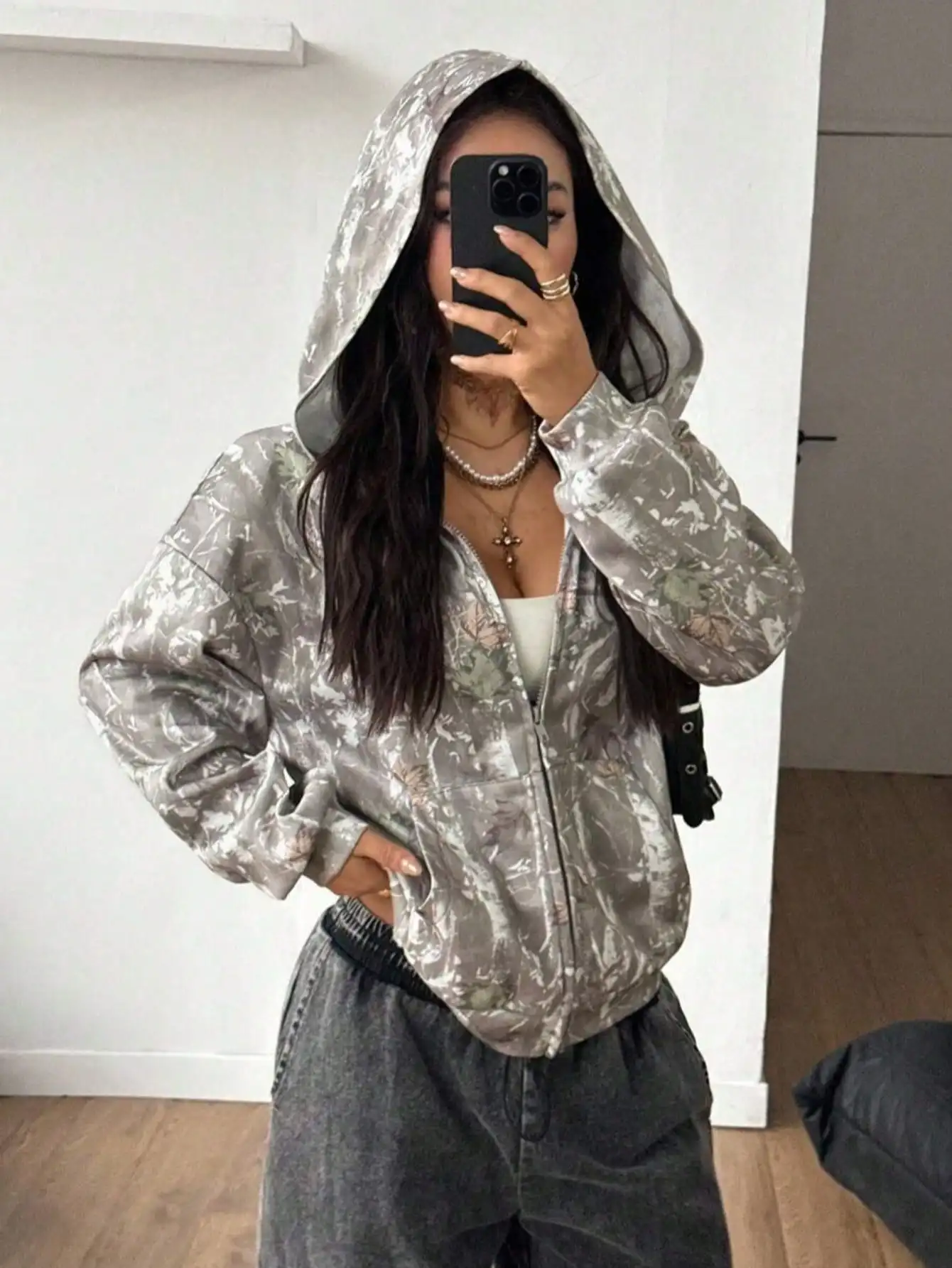 Женская толстовка свободного кроя на молнии с абстрактным камуфляжным принтом, длинный рукав, повседневная одежда для осени и зимы
Женская толстовка свободного кроя на молнии с абстрактным камуфляжным принтом, длинный рукав, повседневная одежда для осени и зимы