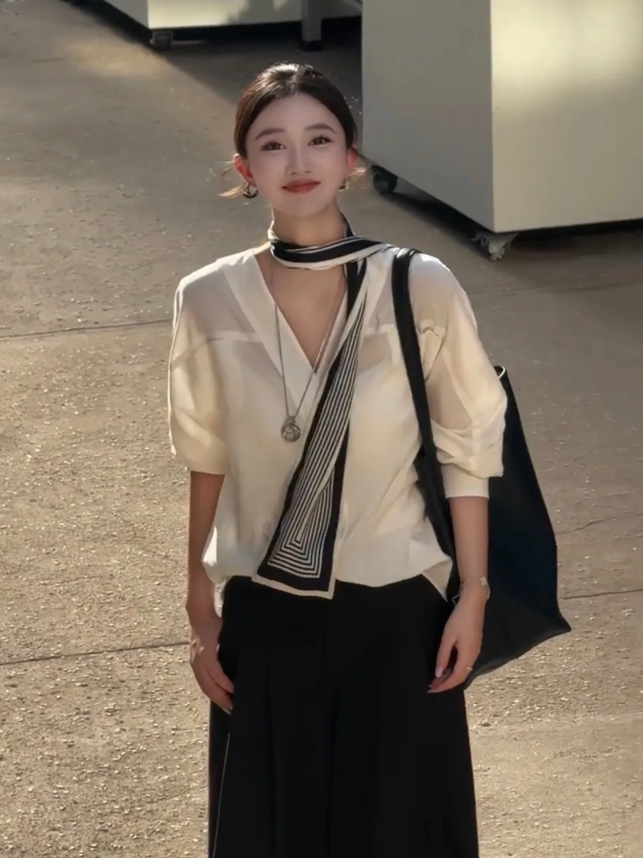 Elegant V-Neck Long Sleeve Loose Fit Summer Shirt Women's Thin Design Commute Style Top French Style Loose Cotton Lyocell Blend
Elegant V-Neck Long Sleeve Loose Fit Summer Shirt Women's Thin Design Commute Style Top French Style Loose Cotton Lyocell Blend