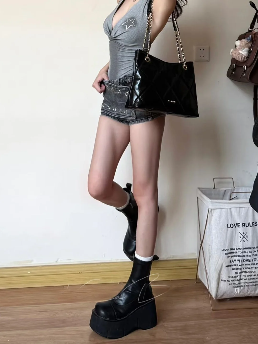 Low Waist Short Pants Hot Pants Slimming Design False Two-Piece Weathered Denim Shorts with Pockets for Women Summer Fashion
Low Waist Short Pants Hot Pants Slimming Design False Two-Piece Weathered Denim Shorts with Pockets for Women Summer Fashion