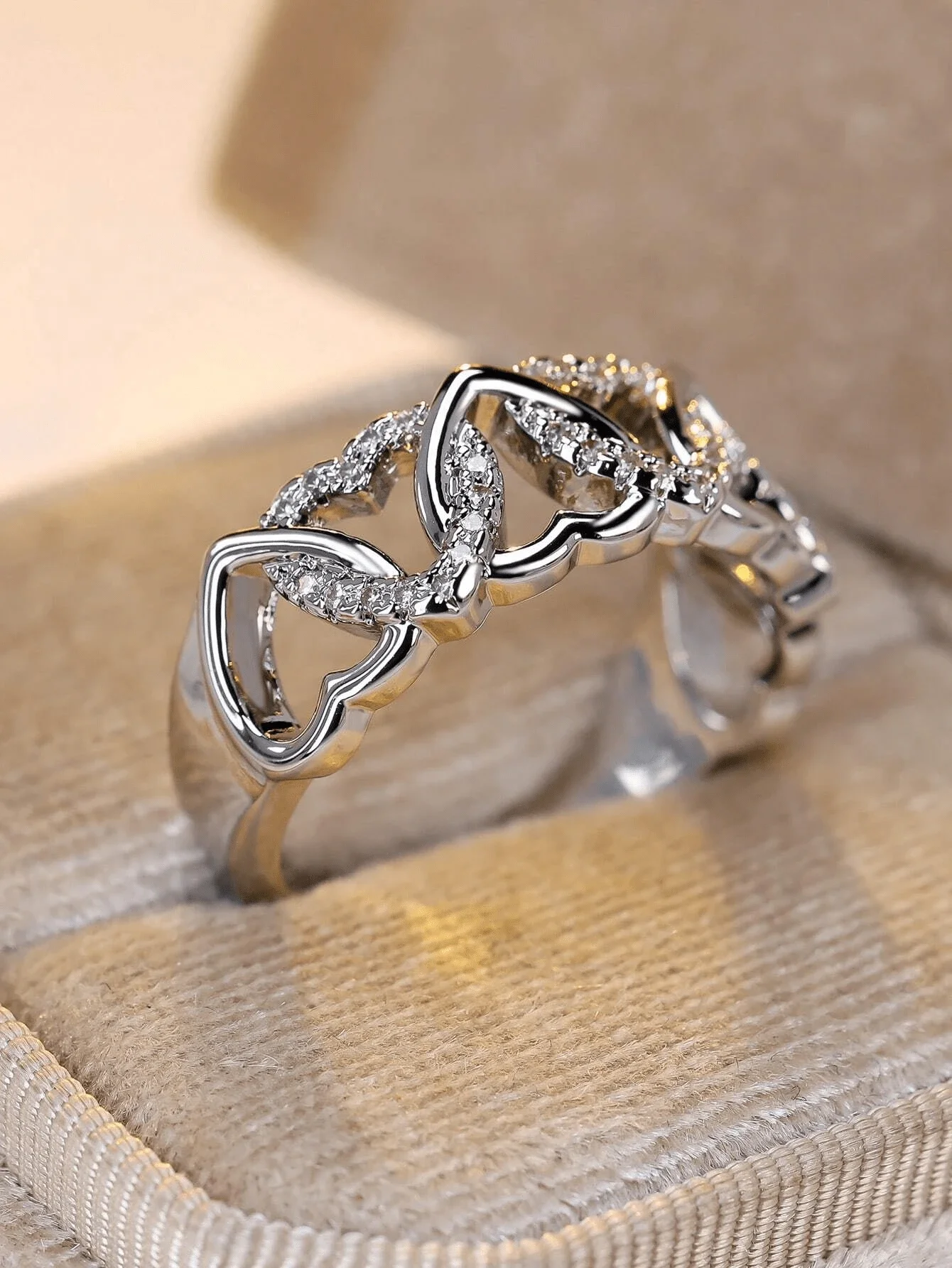 Elegant Hollow Heart Link Ring With Rhinestones For Women Daily Wear Party Gift
Elegant Hollow Heart Link Ring With Rhinestones For Women Daily Wear Party Gift