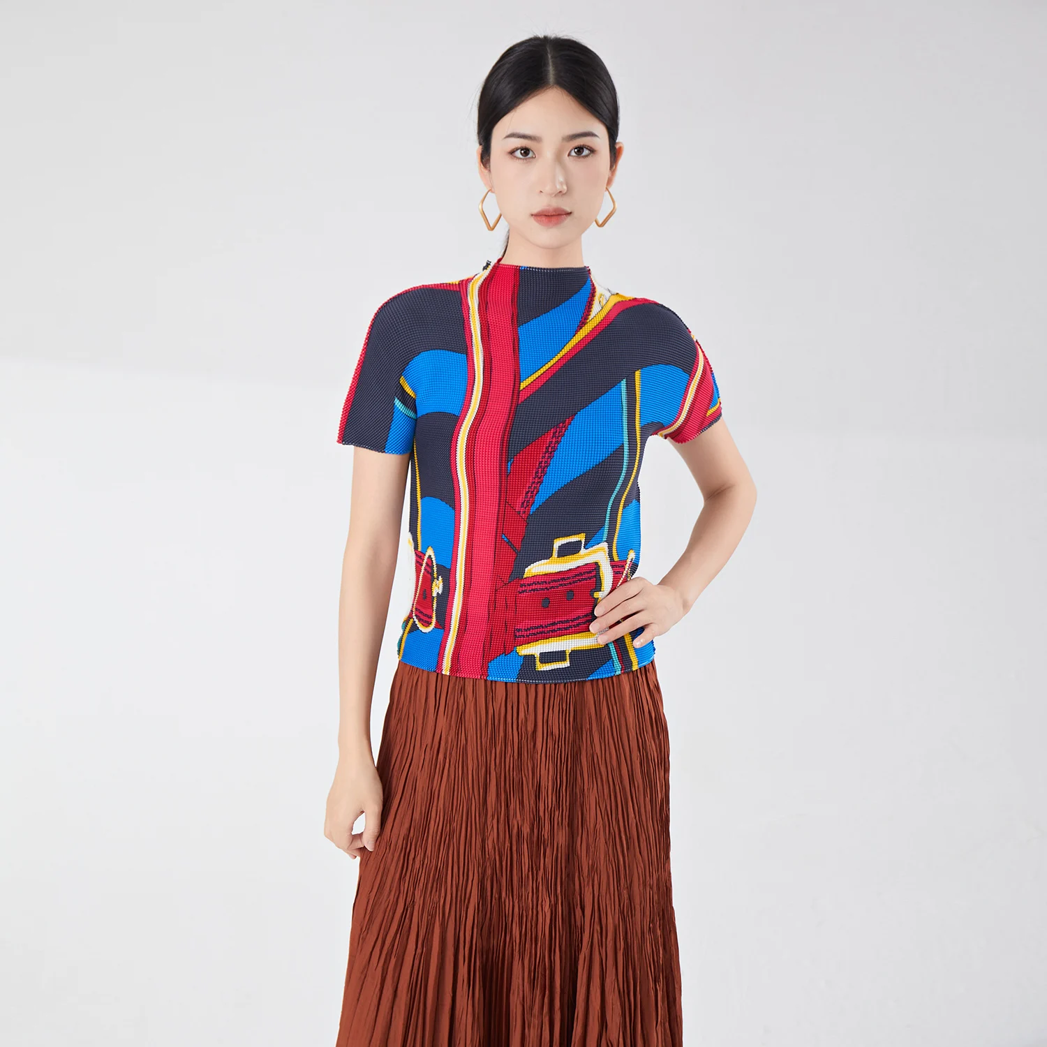 Women's Summer Fashion Miyake T-Shirt Casual Style Factory Wholesale Half Turtleneck Top Short Sleeve Loose Printed Stretch Top
Women's Summer Fashion Miyake T-Shirt Casual Style Factory Wholesale Half Turtleneck Top Short Sleeve Loose Printed Stretch Top
