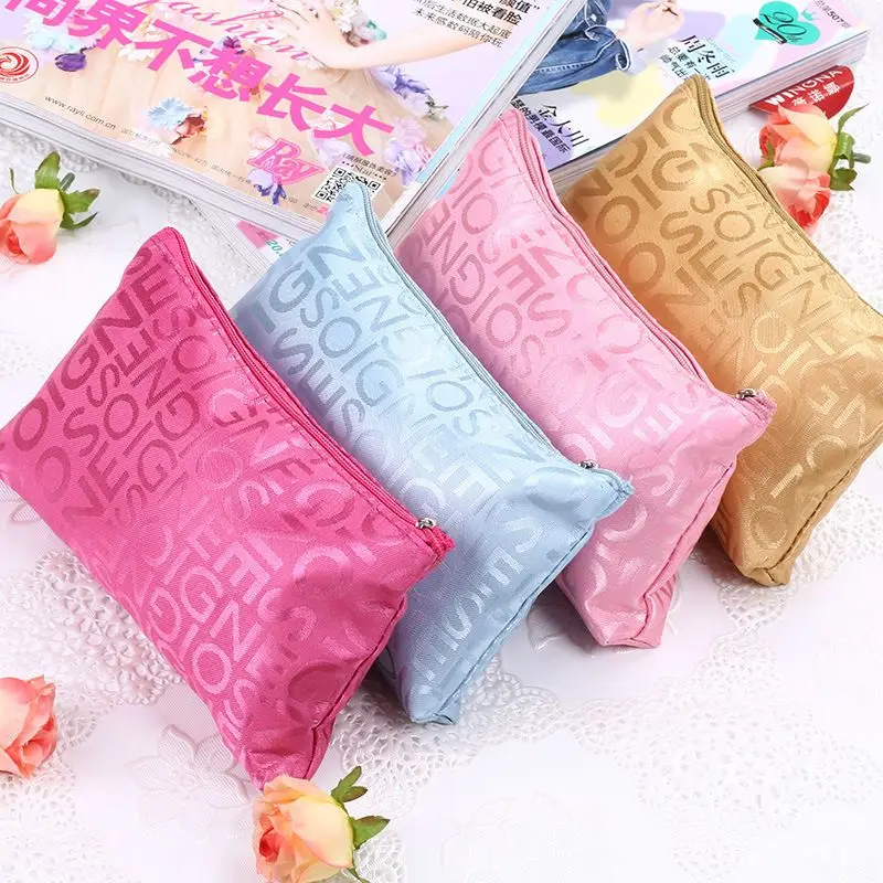 Letter jacquard women's makeup bag, portable large-capacity cosmetics storage bag, travel toiletry bag, inner tank bag
Letter jacquard women's makeup bag, portable large-capacity cosmetics storage bag, travel toiletry bag, inner tank bag