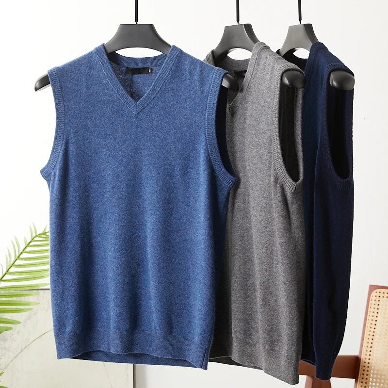 Высококачественный мужской вязаный жилет из 100% шерсти с V-образным вырезом, гладкой и тонкой текстурой, модный городской стиль, приталенный крой, однотонный, для осеннего сезона
Высококачественный мужской вязаный жилет из 100% шерсти с V-образным вырезом, гладкой и тонкой текстурой, модный городской стиль, приталенный крой, однотонный, для осеннего сезона