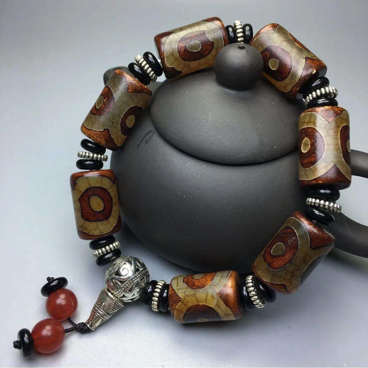 Tibetan Three Eye Dzi Bead Bracelet Agate Chalcedony Ethnic Vintage Jewelry
Tibetan Three Eye Dzi Bead Bracelet Agate Chalcedony Ethnic Vintage Jewelry