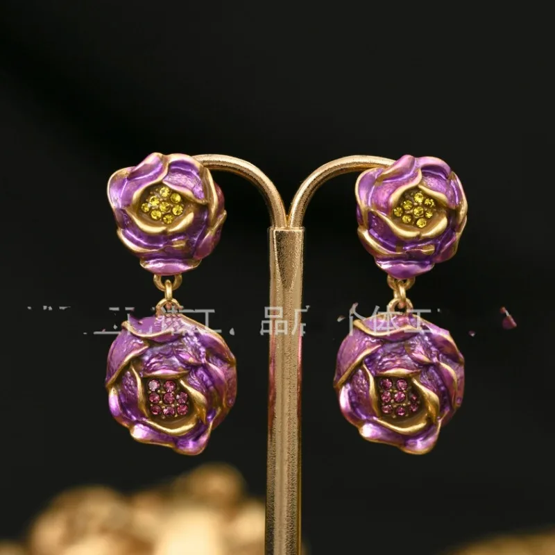 2025 New Arrival Palace Style Painted Pearlescent Purple Three-dimensional Rose Inlaid Rhinestone Stud Earrings Exquisite Women
2025 New Arrival Palace Style Painted Pearlescent Purple Three-dimensional Rose Inlaid Rhinestone Stud Earrings Exquisite Women