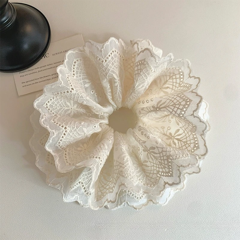 Off-white lace large intestine hair band, women's versatile hair band, advanced sense, oversized hair band
Off-white lace large intestine hair band, women's versatile hair band, advanced sense, oversized hair band