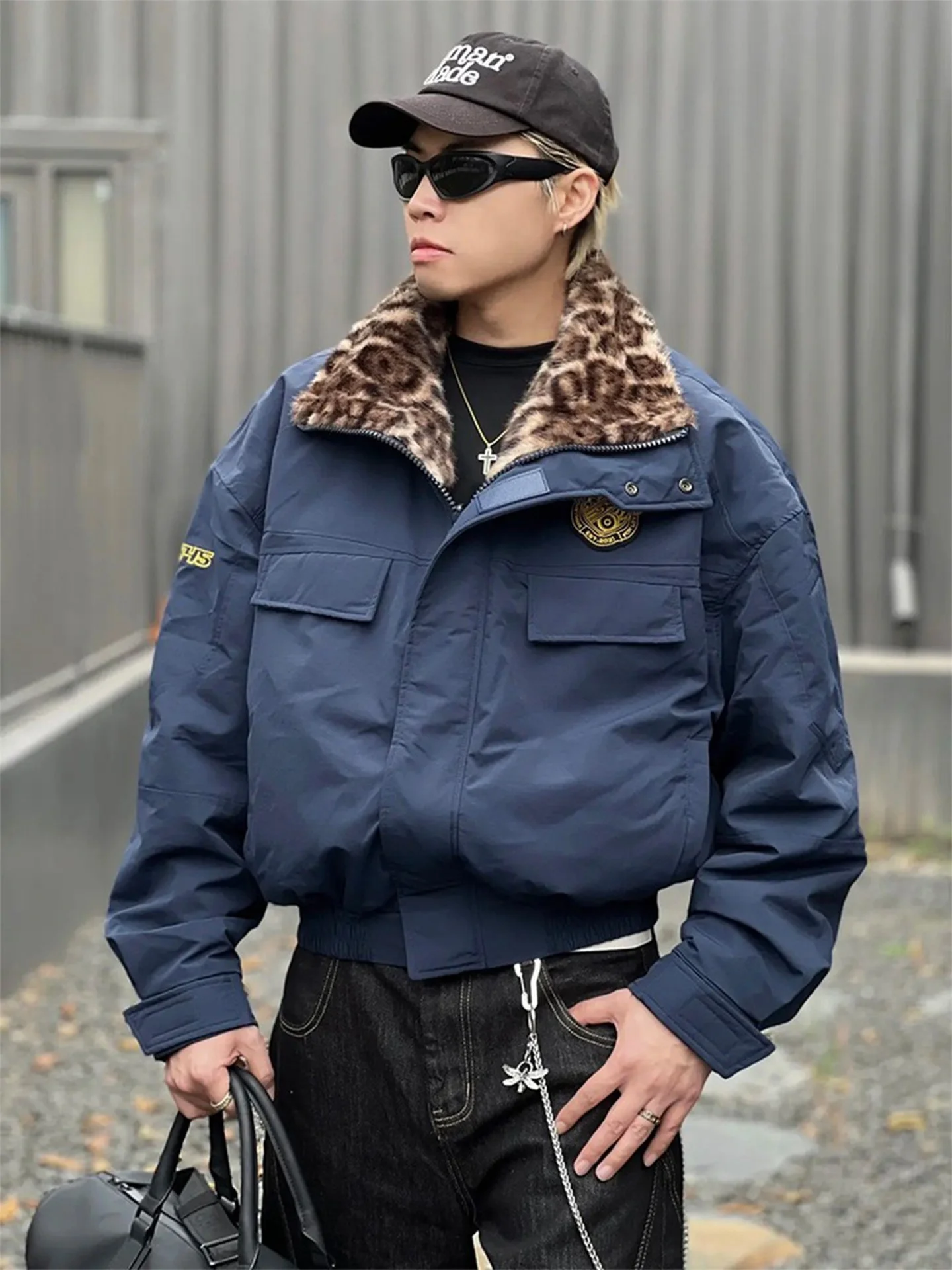 Тибетская синяя мужская куртка с утепленной флисовой подкладкой, воротником-стойкой, хлопковое пальто 3-в-1, теплая молодежная модная зимняя верхняя одежда
Тибетская синяя мужская куртка с утепленной флисовой подкладкой, воротником-стойкой, хлопковое пальто 3-в-1, теплая молодежная модная зимняя верхняя одежда