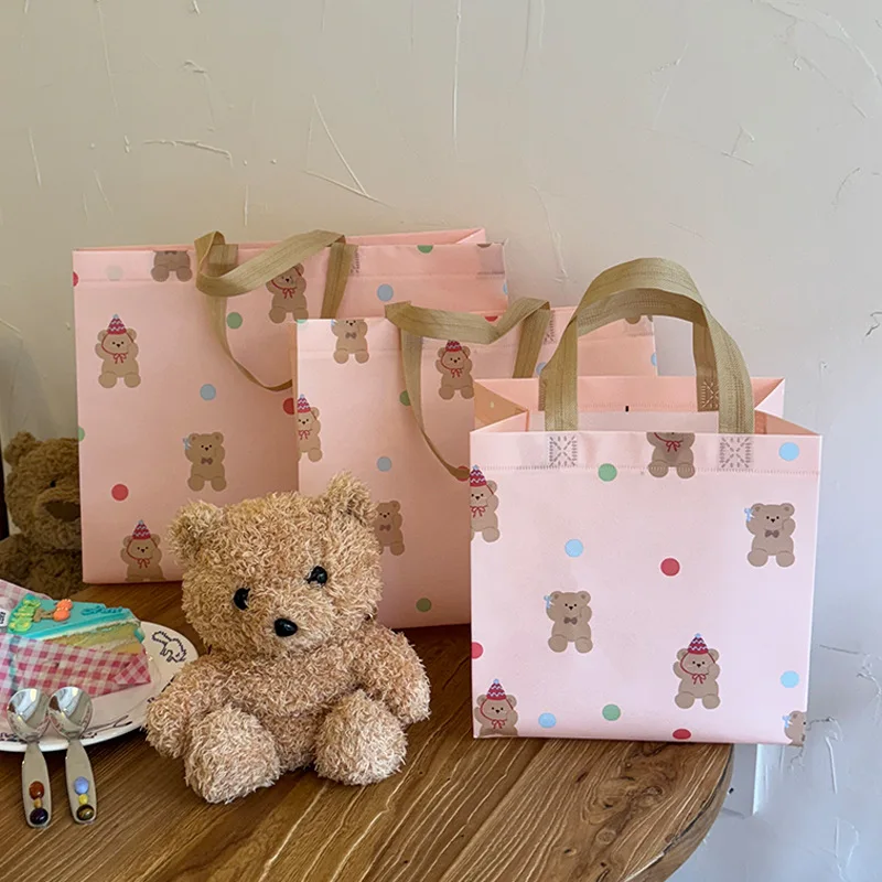 Custom. Cartoon Cute Little Bear Kids' Clothing Clothing Store Nonwoven Fabric Bag Packing Belt Shopping Handbag
Custom. Cartoon Cute Little Bear Kids' Clothing Clothing Store Nonwoven Fabric Bag Packing Belt Shopping Handbag