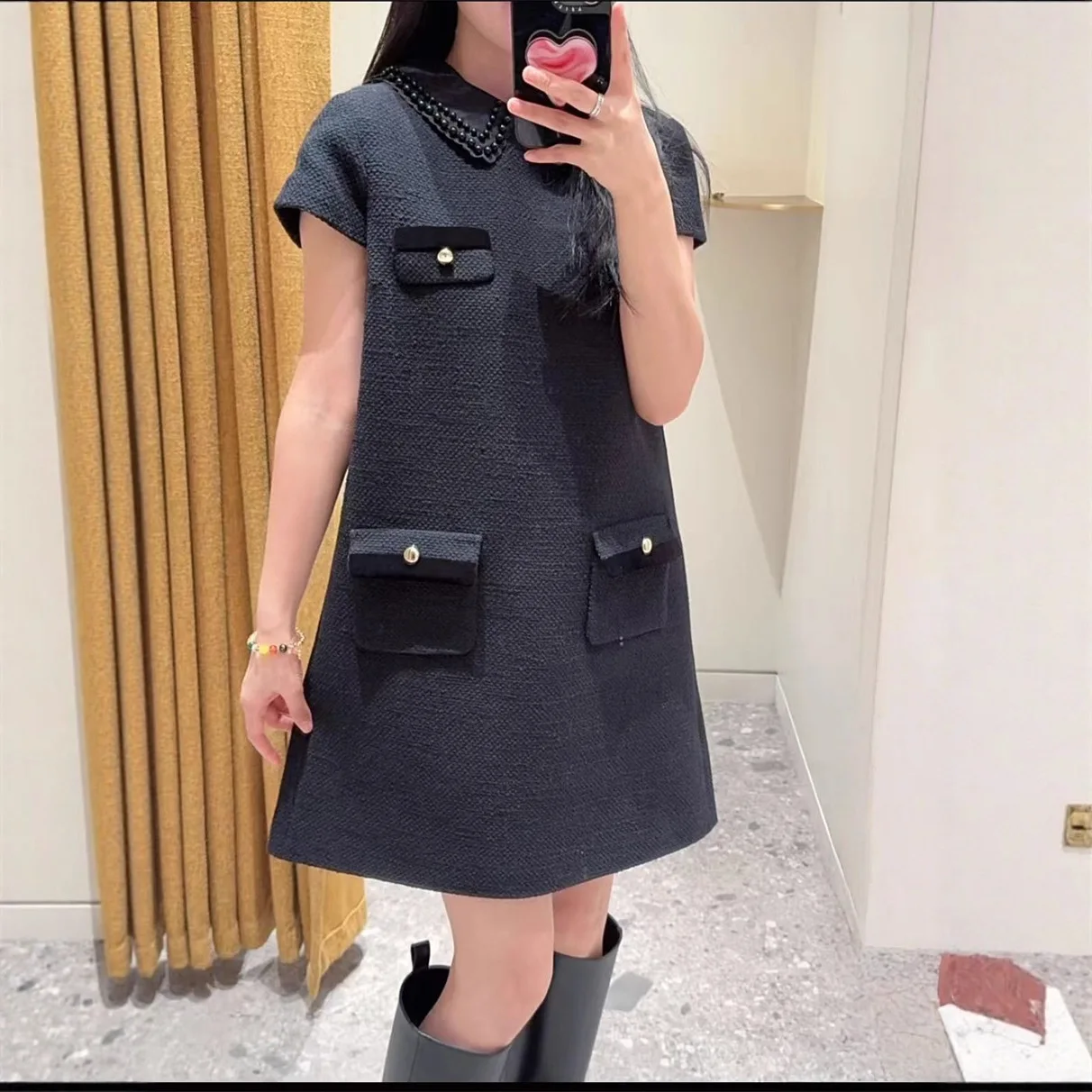 【Gift Free】2025 Autumn Winter French Chic Detachable Pearl Square-Neck Short-Sleeve Tweed Straight Dress for Women
【Gift Free】2025 Autumn Winter French Chic Detachable Pearl Square-Neck Short-Sleeve Tweed Straight Dress for Women