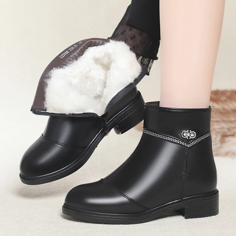 AIYUQI Women Ankle Boots Genuine Leather 2025 Winter New Wool Warm Women Snow Boots Round Toe Retro Large Size Winter Mom Boots
AIYUQI Women Ankle Boots Genuine Leather 2025 Winter New Wool Warm Women Snow Boots Round Toe Retro Large Size Winter Mom Boots