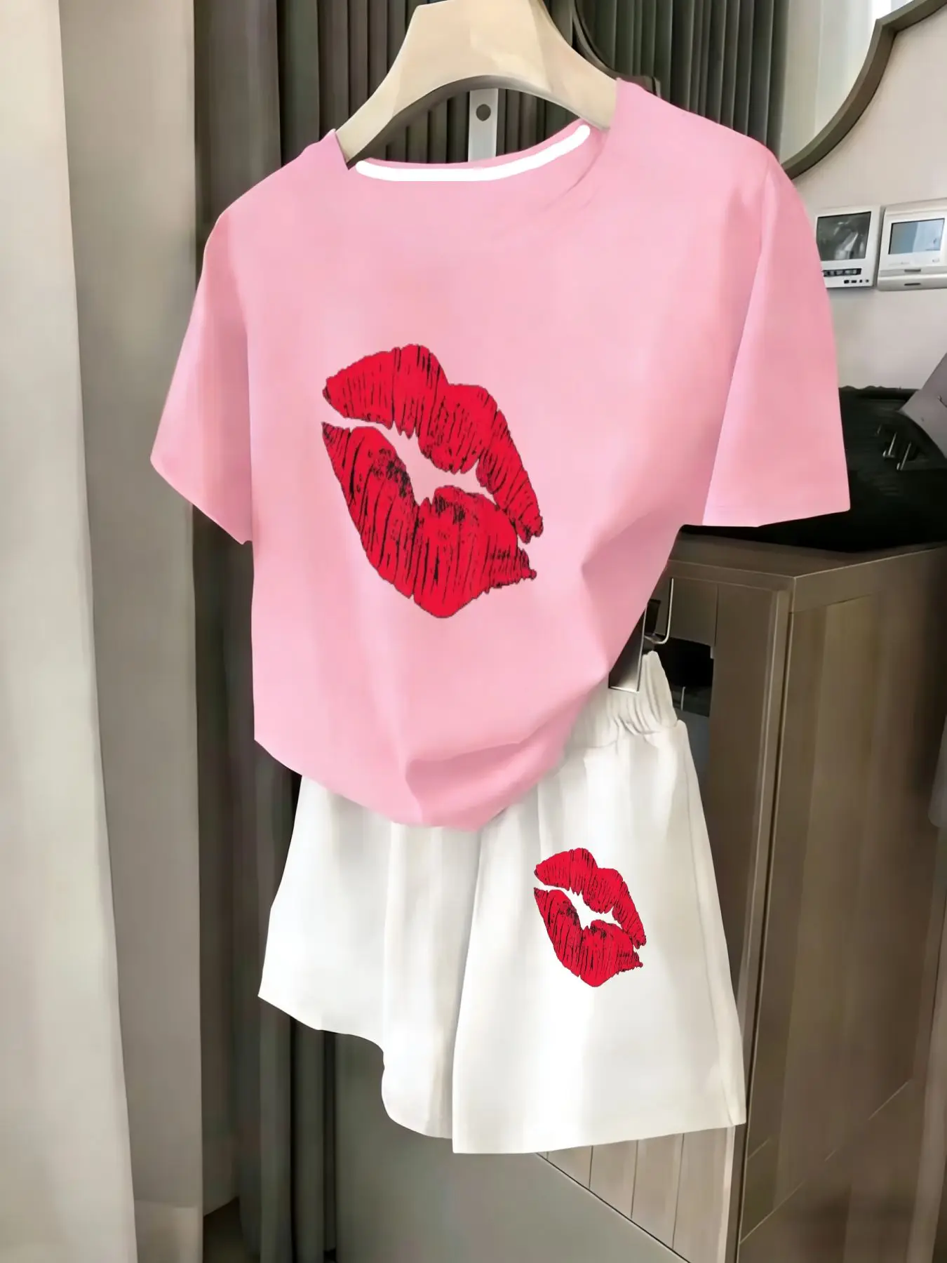 Ladies 2-Piece Set Summer Beach Vacation Casual round Neck Short Sleeve Random Print T-Shirt Elastic Waist Shorts Suit Comfortab
Ladies 2-Piece Set Summer Beach Vacation Casual round Neck Short Sleeve Random Print T-Shirt Elastic Waist Shorts Suit Comfortab