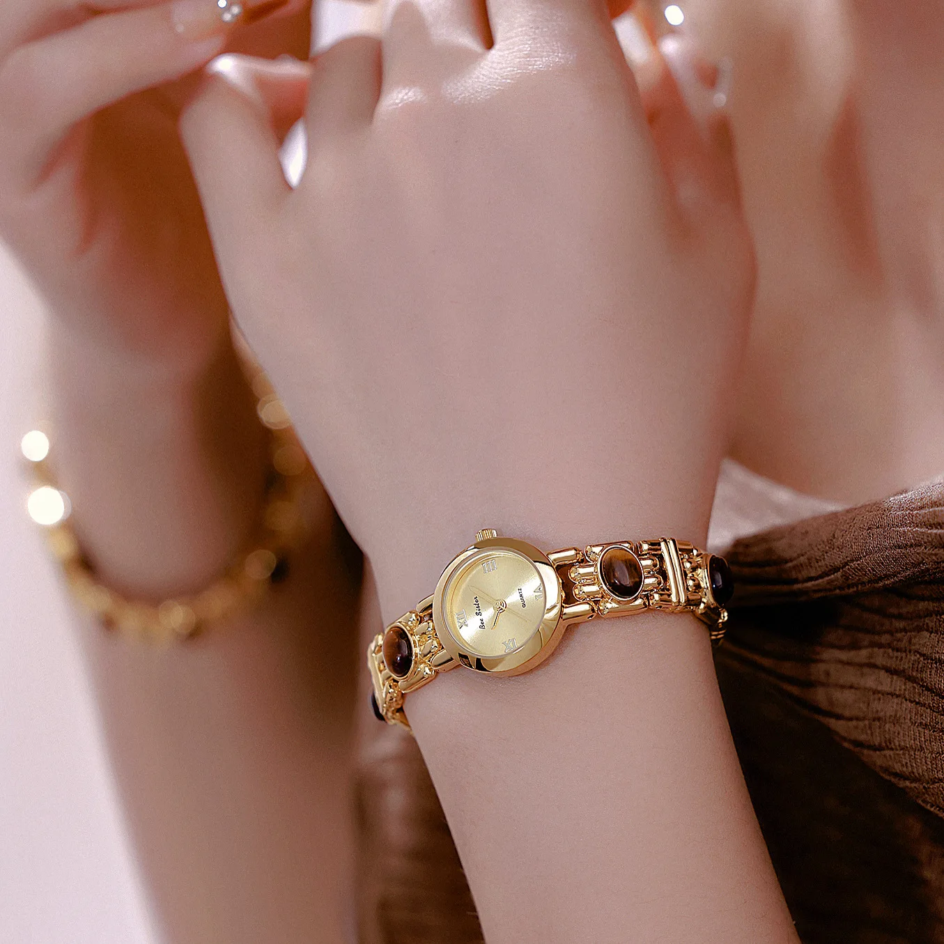 Золотые женские часы, роскошные элегантные маленькие ювелирные изделия, часы-браслет, подарок, женские простые водонепроницаемые кварцевые часы
Золотые женские часы, роскошные элегантные маленькие ювелирные изделия, часы-браслет, подарок, женские простые водонепроницаемые кварцевые часы