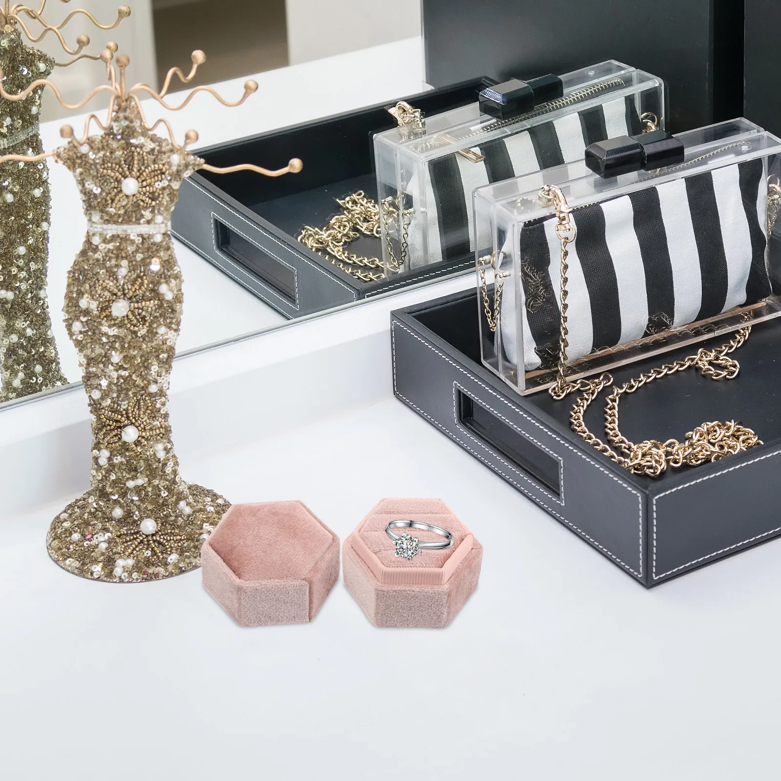 Lint Material Hexagon Ring Box 3-Slot Elegant Jewelry Display Case for Wedding Engagement Proposal Rings Portable Rings Holder
Lint Material Hexagon Ring Box 3-Slot Elegant Jewelry Display Case for Wedding Engagement Proposal Rings Portable Rings Holder