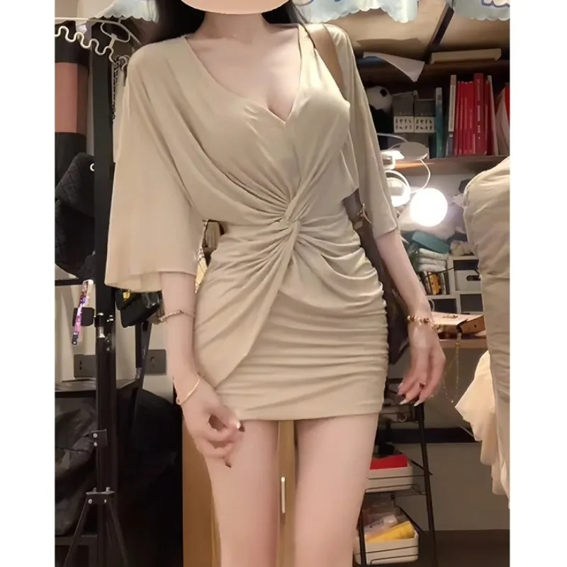V-neck Short-sleeved Dress Women's Summer New Waist Pleated Elastic Hip Skirt
V-neck Short-sleeved Dress Women's Summer New Waist Pleated Elastic Hip Skirt