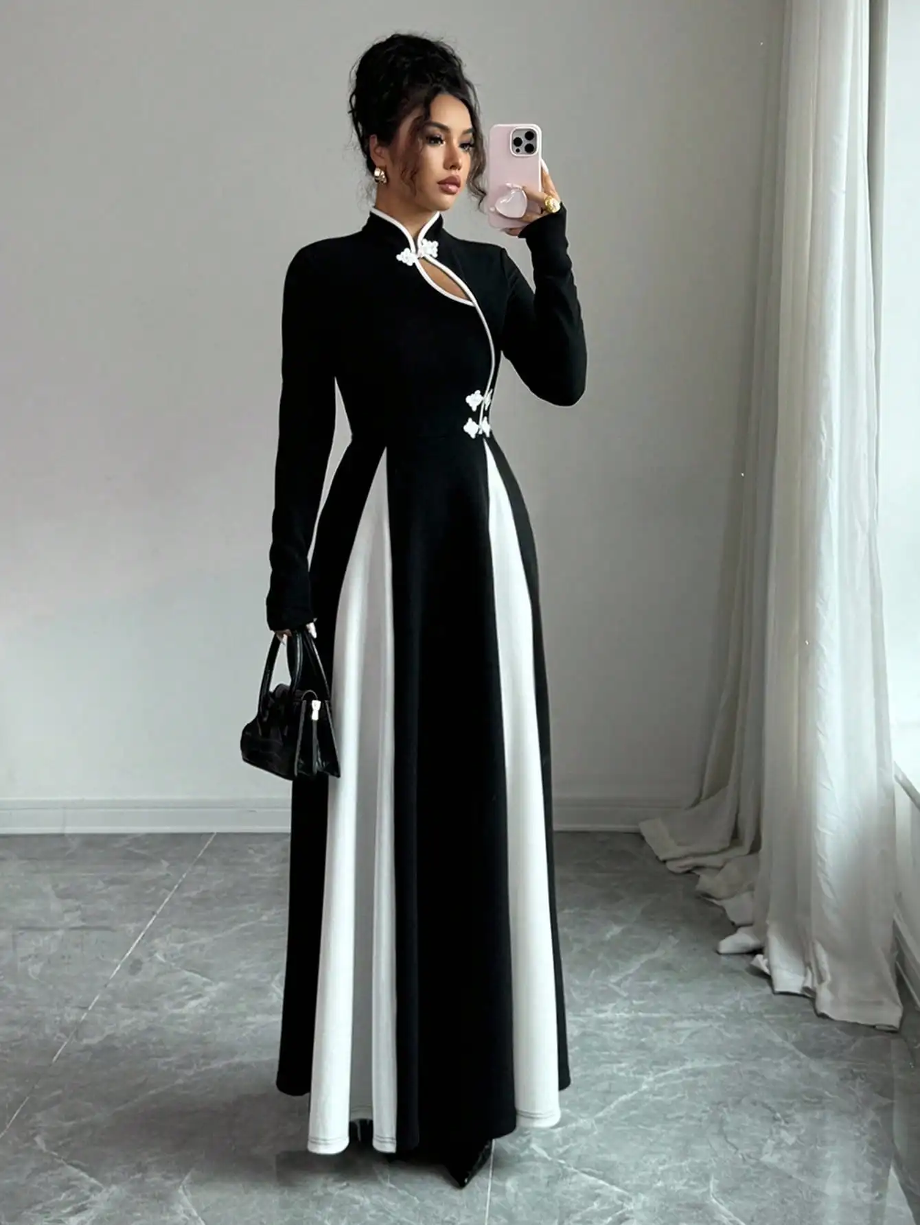 Элегантное женское черно-белое контрастное платье макси с длинными рукавами и воротником-стойкой
Элегантное женское черно-белое контрастное платье макси с длинными рукавами и воротником-стойкой