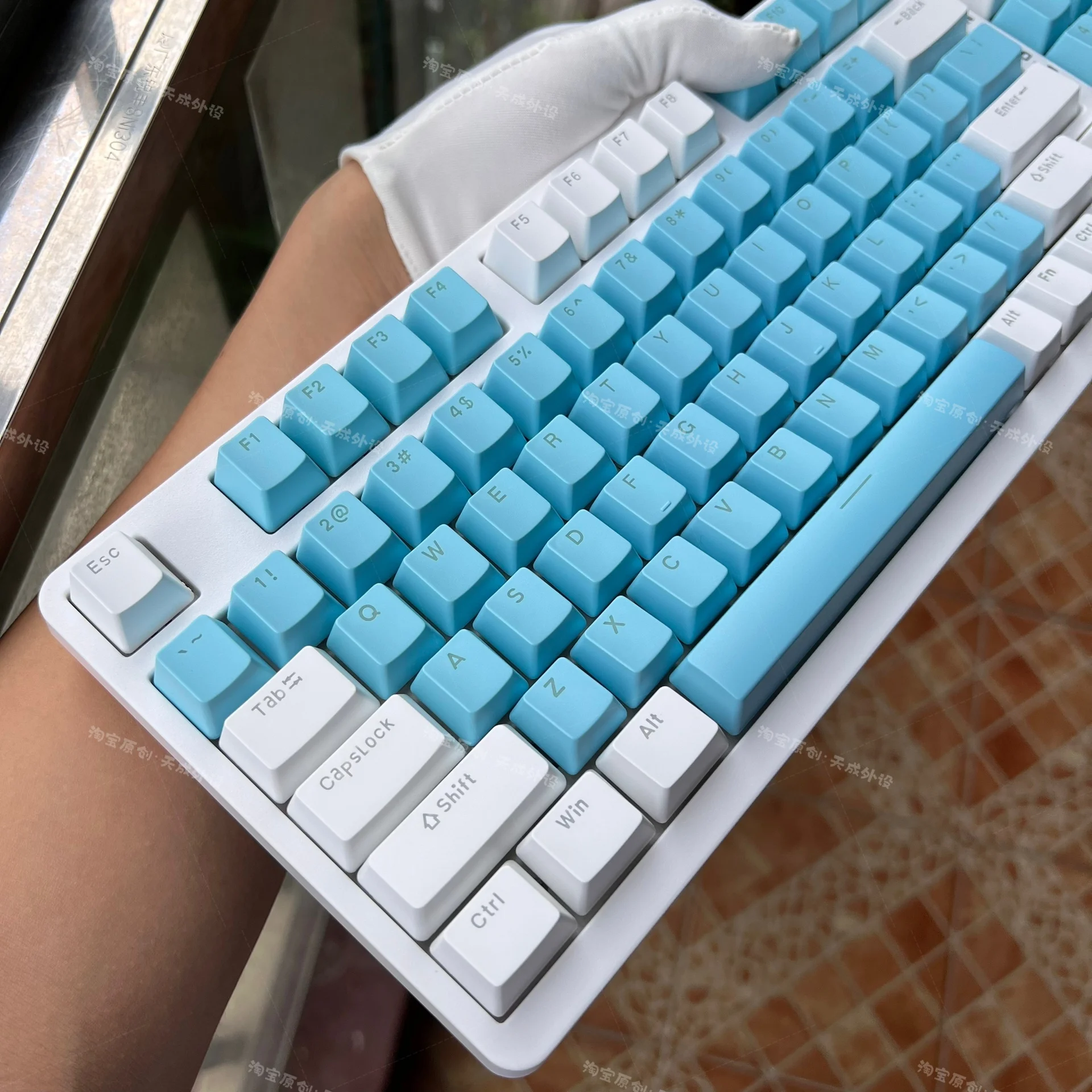 Personalized white, blue, blue and white double-spell color character light transmission matte ABS keycap OEM height cross shaft
Personalized white, blue, blue and white double-spell color character light transmission matte ABS keycap OEM height cross shaft