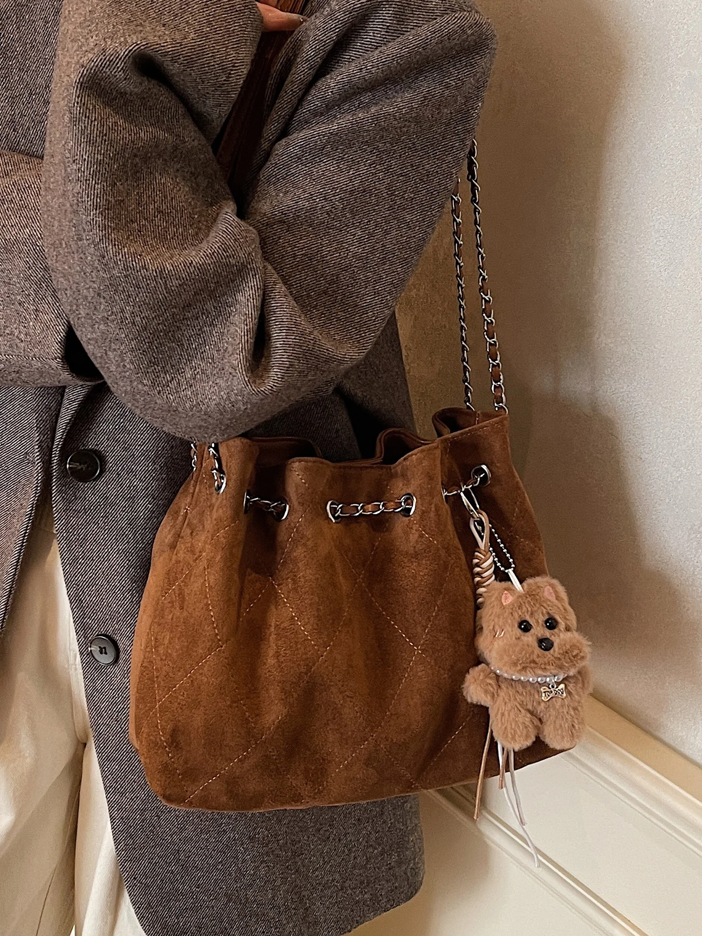 Ретро-сумка через плечо из замши большой вместимости, женская, новинка 2026 года, весенняя, с бриллиантовой цепочкой, кроссбоди-сумка-ведро, повседневный простой стиль
Ретро-сумка через плечо из замши большой вместимости, женская, новинка 2026 года, весенняя, с бриллиантовой цепочкой, кроссбоди-сумка-ведро, повседневный простой стиль