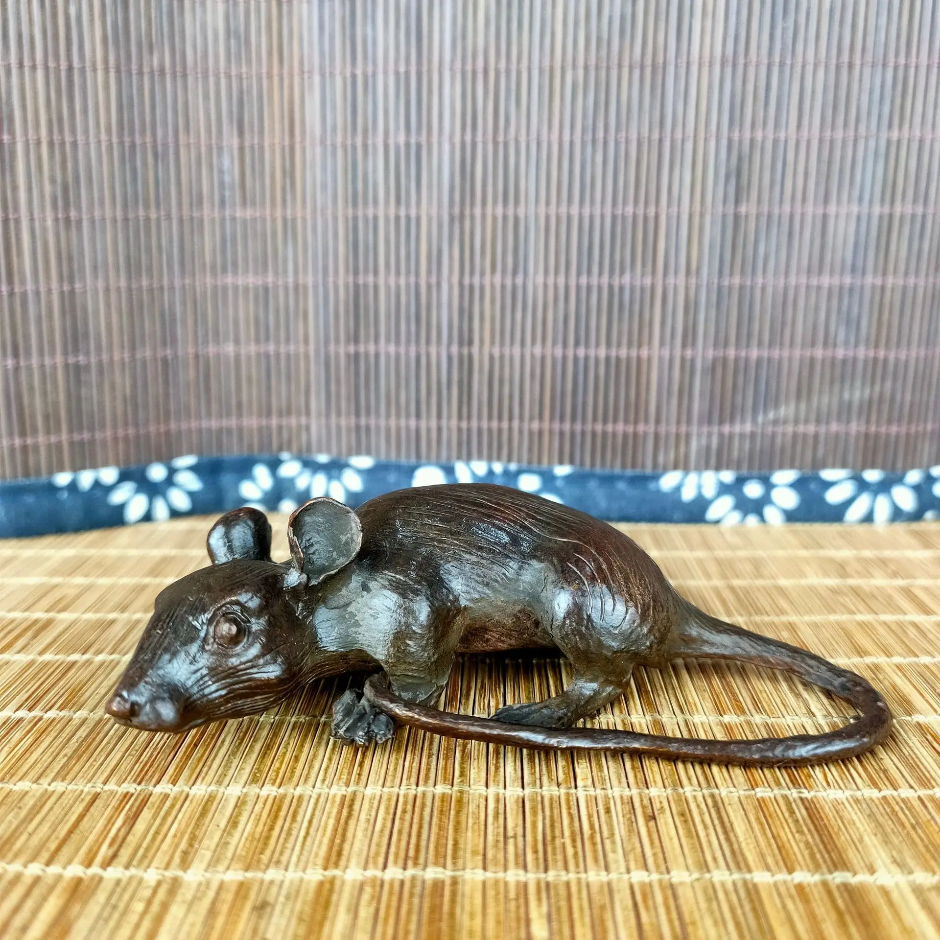Old copper zodiac mouse ornaments Vintage mouse tea play tea pet study table zodiac craft
Old copper zodiac mouse ornaments Vintage mouse tea play tea pet study table zodiac craft