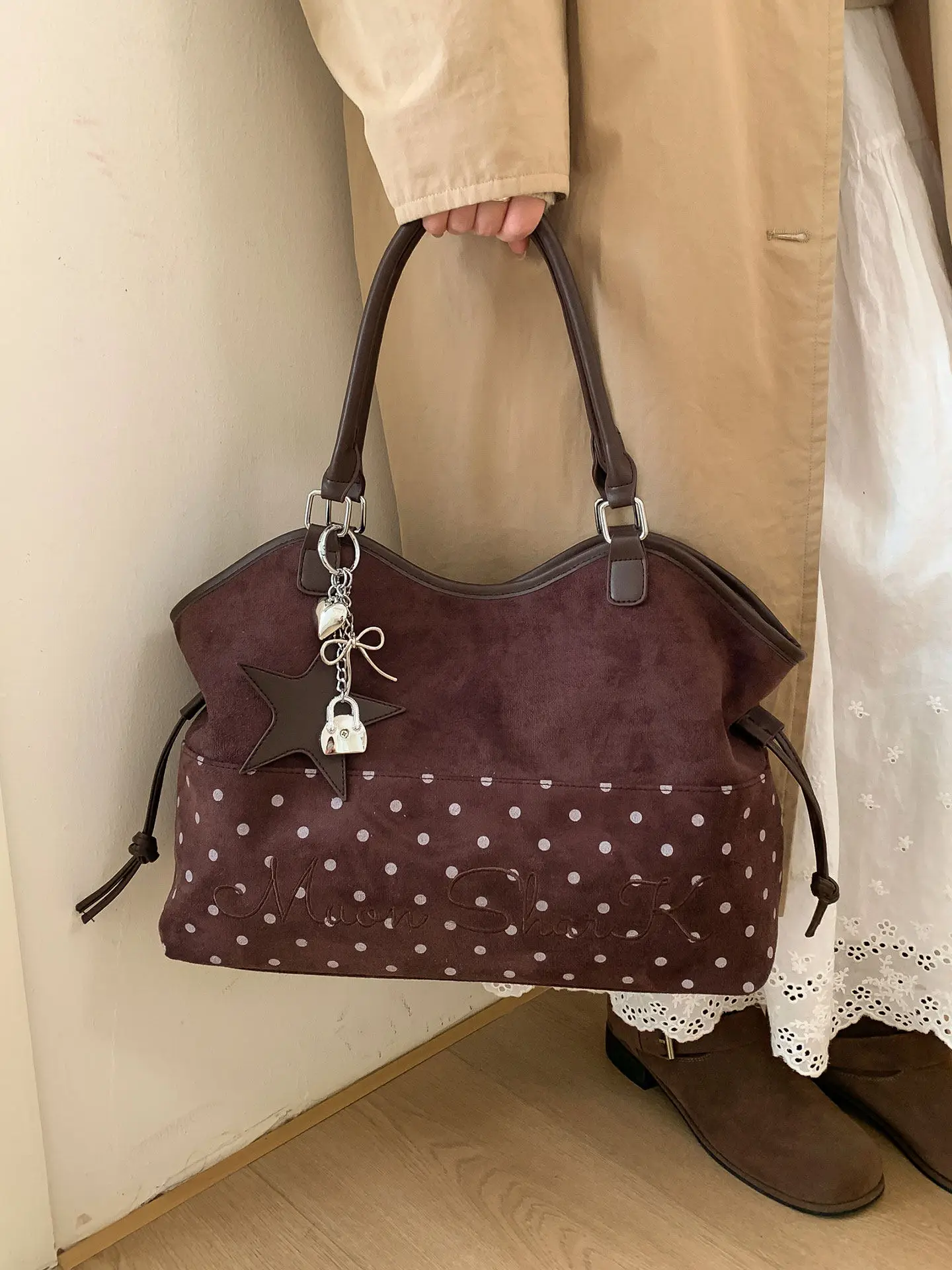 Polka Dot Drawstring Zipper Handbag Vintage Frosted Tote Bag Versatile Commute Large Capacity Shoulder Bag
Polka Dot Drawstring Zipper Handbag Vintage Frosted Tote Bag Versatile Commute Large Capacity Shoulder Bag