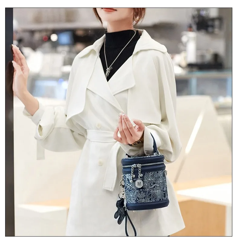 Klein Blue Premium Embroidered Small Handheld Crossbody Bag Premium Fashion Versatile Cylindrical Crossover Bag
Klein Blue Premium Embroidered Small Handheld Crossbody Bag Premium Fashion Versatile Cylindrical Crossover Bag