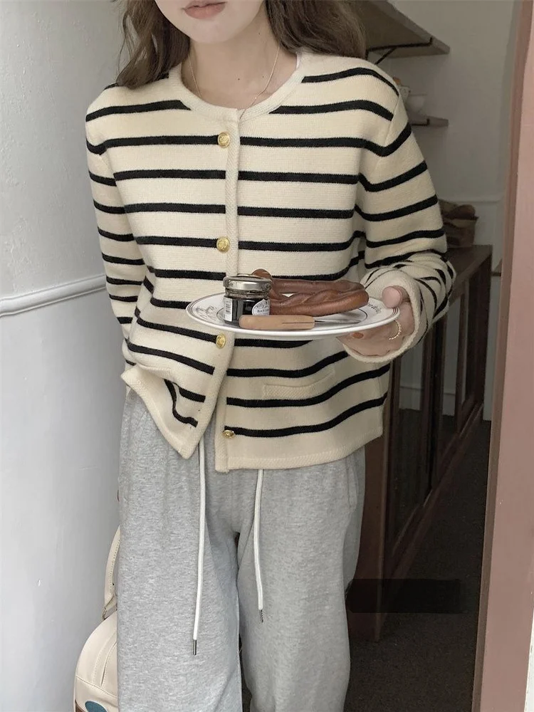 Свободный вязаный кардиган в полоску в стиле ретро, женская верхняя одежда, свитер, удобный повседневный зимний топ высокого качества
Свободный вязаный кардиган в полоску в стиле ретро, женская верхняя одежда, свитер, удобный повседневный зимний топ высокого качества