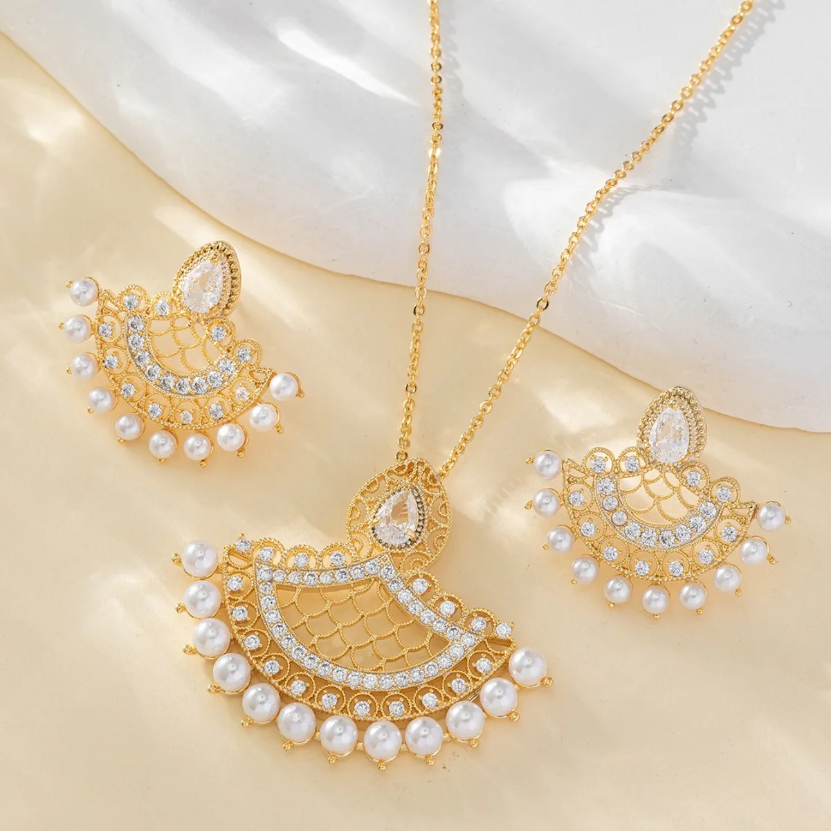 Italian Classical Court Design Fan-shaped Jewelry Set Micro-inlaid Zircon Pearl Necklace Earring Jewelry Set
Italian Classical Court Design Fan-shaped Jewelry Set Micro-inlaid Zircon Pearl Necklace Earring Jewelry Set