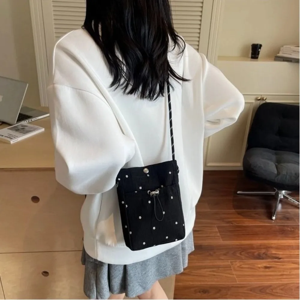 Fashion Lightweight Crossbody Bag Korean Version Flower Printed Shoulder Bag Solid Color Phone Bag Women
Fashion Lightweight Crossbody Bag Korean Version Flower Printed Shoulder Bag Solid Color Phone Bag Women
