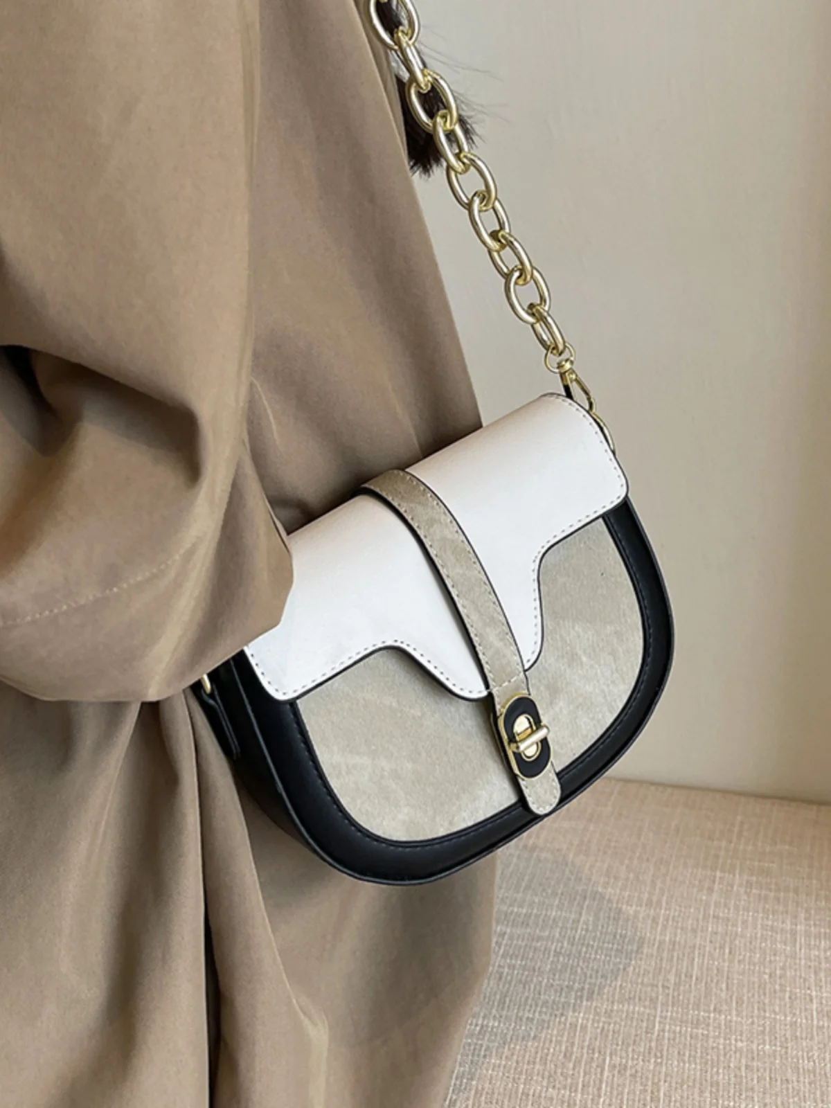 Popular niche color contrast bags 2023 new women's bags popular Messenger bag shoulder armpit saddle bag
Popular niche color contrast bags 2023 new women's bags popular Messenger bag shoulder armpit saddle bag