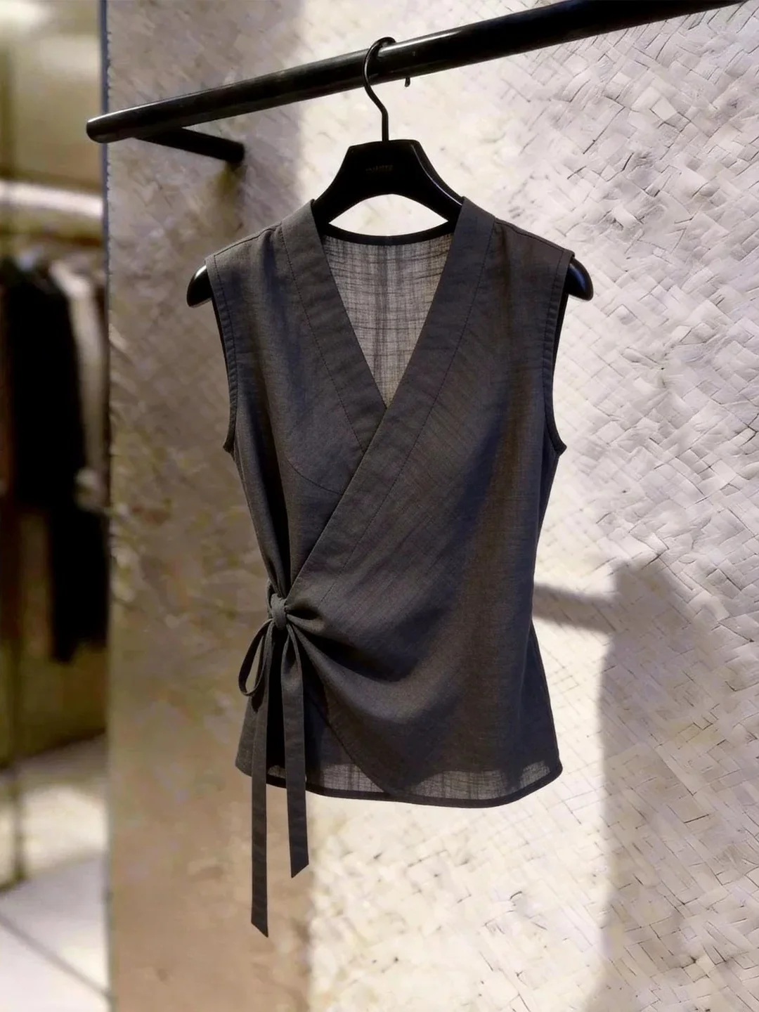 Elegant V-Neck Sleeveless Shirt with Belt Lightweight Comfortable Women's Top French Style Slim Fit High Waist Design Summer ...
Elegant V-Neck Sleeveless Shirt with Belt Lightweight Comfortable Women's Top French Style Slim Fit High Waist Design Summer ...