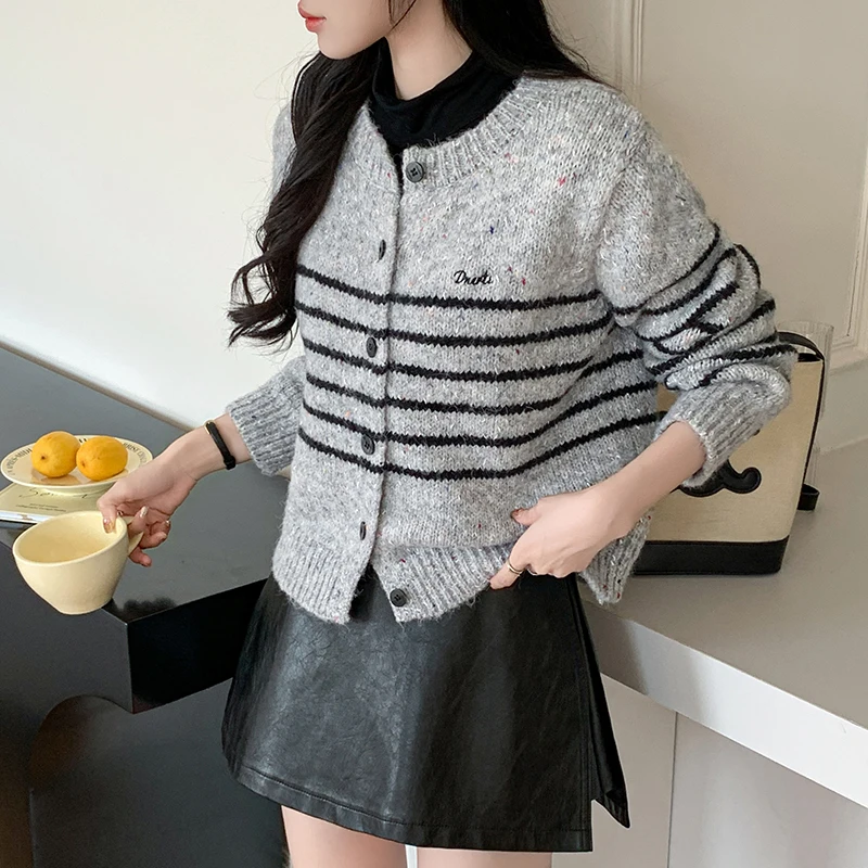Осенне-зимний модный полосатый вязаный свитер, женский однобортный повседневный кардиган с круглым вырезом и длинными рукавами, красивая верхняя куртка
Осенне-зимний модный полосатый вязаный свитер, женский однобортный повседневный кардиган с круглым вырезом и длинными рукавами, красивая верхняя куртка